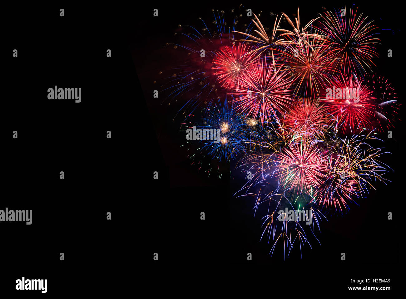 Incredibile colorato luminoso festosa celebrazione fuochi d'artificio, salutate con display di abbagliamento nel cielo notturno sfondo. Un grande firewor Foto Stock