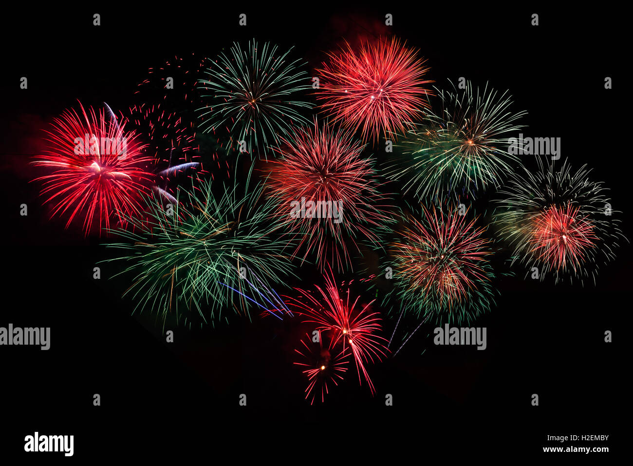 Fuochi d'artificio colorati di vari colori nel cielo notturno. Celebrazione bella coloratissimi fuochi d'artificio, rosso verde salutate con abbagliamento di Foto Stock