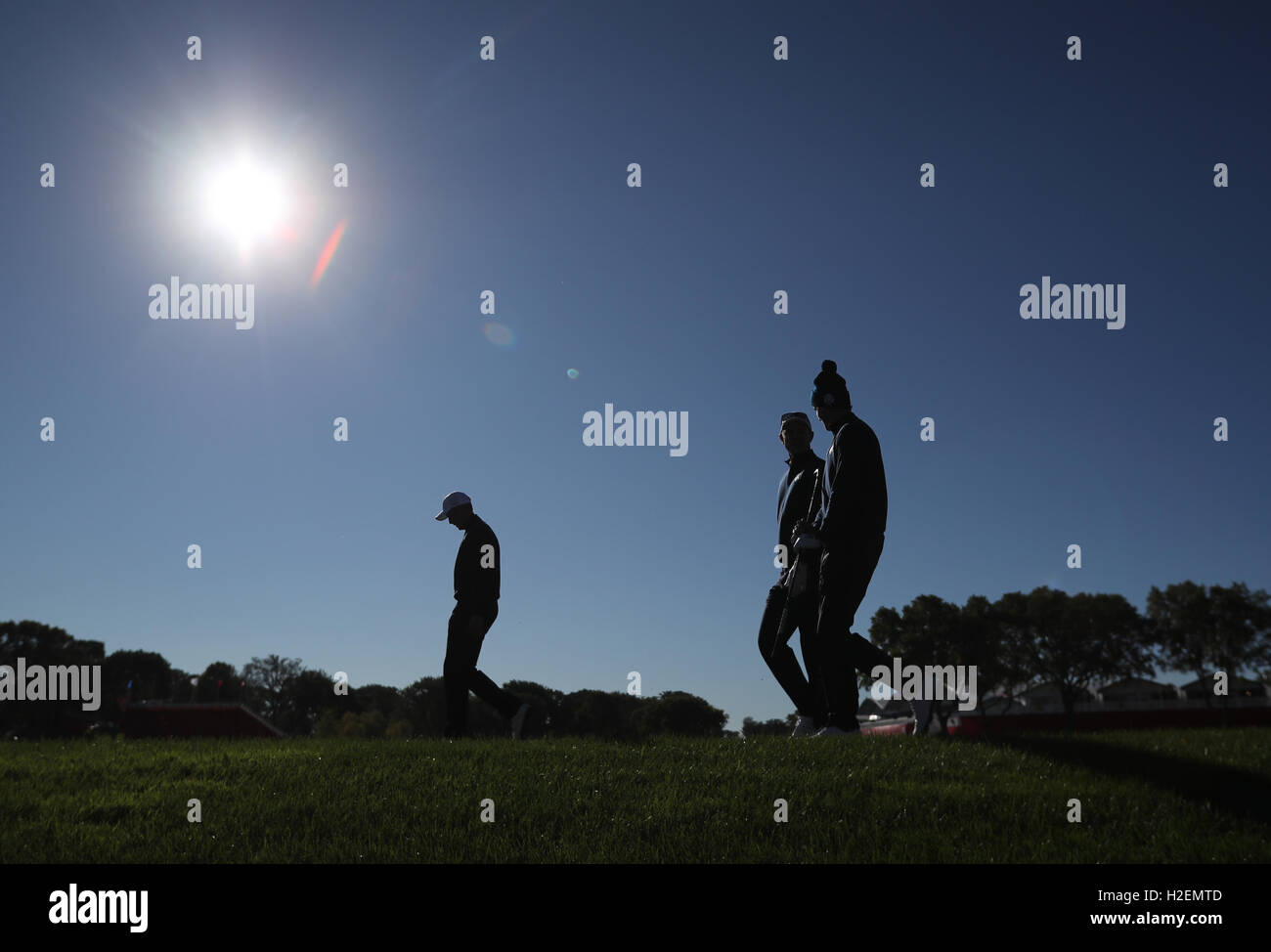 I golfisti fanno la loro strada intorno al corso durante una sessione di prove libere in vista del xli Ryder Cup a Hazeltine National Golf Club in Chaska, Minnesota, Stati Uniti d'America. Stampa foto di associazione. Picture Data: martedì 27 settembre, 2016. Vedere PA storia golf Ryder. Foto di credito dovrebbe leggere: Peter Byrne/filo PA. Restrizioni: Utilizzo soggetto a restrizioni. Solo uso editoriale. Uso non commerciale. Chiamate il numero +44 (0)1158 447447 per ulteriori informazioni. Foto Stock