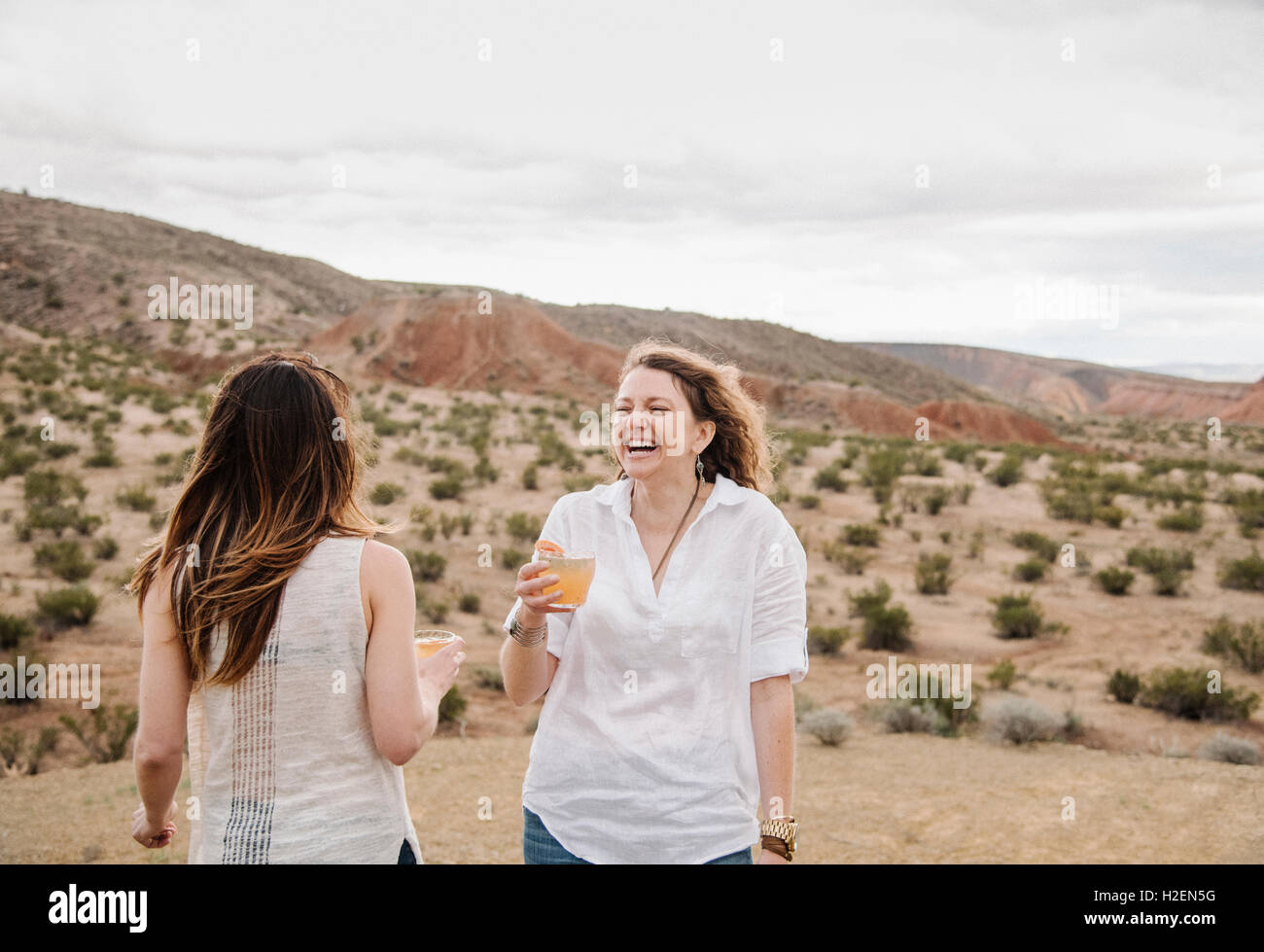 Due donne in piedi in un paesaggio desertico. Foto Stock