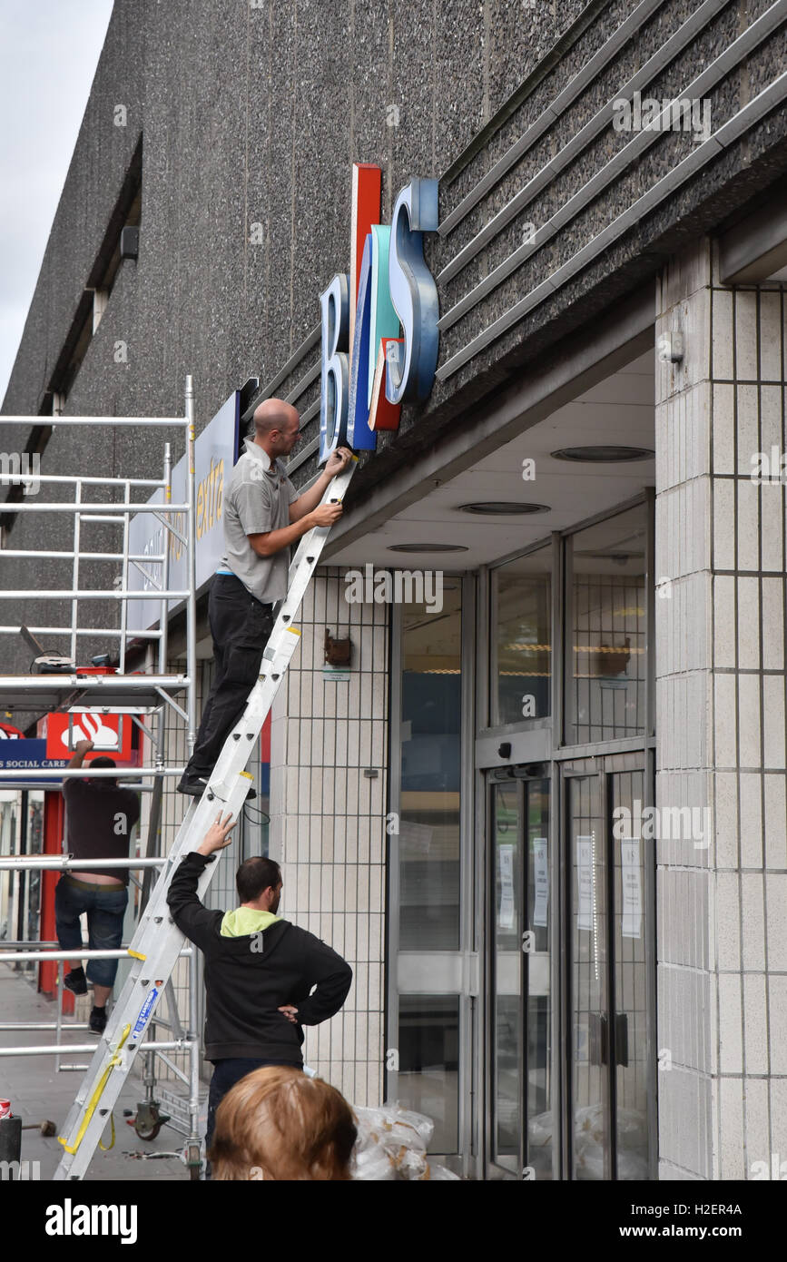 Wood Green, Londra, Regno Unito. Il 27 settembre 2016. BHS legno verde, uno degli ultimi punti vendita da chiudere e riaprire come Poundworld Extra. Foto Stock