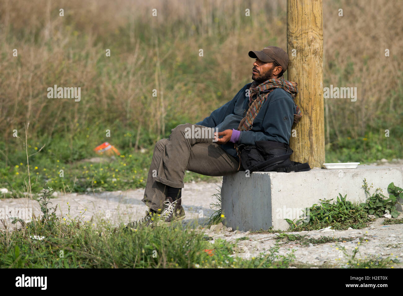 I rifugiati vivono in un campo di rifugiati 'Jungle' nella periferia di Calais, Francia, 22 settembre 2016. I migranti che desiderano raggiungere l'altro lato del canale illegalmente, sono raggruppati in Calais per anni. Più persone che mai camp il campo di accoglienza che è emerso sul prato: circa 7000 persone secondo i funzionari, più di 10.000 secondo i conteggi da due organizzazioni di rilievo. Il profugo illegale camp è diventata un problema per il fatto che il governo francese non può ignorare qualsiasi più a lungo. Che i piani sulla cancellazione del campo prima dell'inverno. Foto: ARNULF STOFFEL/dpa Foto Stock
