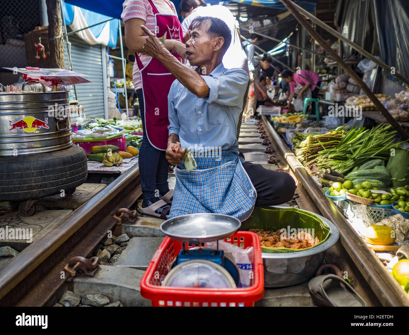 Samut Songkhram, Samut Songkhram, Thailandia. Il 27 settembre, 2016. Un uomo vende gamberi alla griglia nel mercato dei Samut Songkhram stazione ferroviaria. Il treno da Baen Laem a Samut Songkhram (Mae Khlong) ha recentemente ripreso servizio. Il 33 chilometro via era chiusa per la riparazione per quasi un anno. In Samut Songkhram, il treno passa sul mercato. I fornitori a tirare le loro spicca il modo e le persone passo al di fuori della modalità appena il treno passa attraverso il mercato. È una delle più famose stazioni ferroviarie in Tailandia ed è diventato un importante attrazione turistica nella Comunità. (Credito Immagine: © Jack Foto Stock