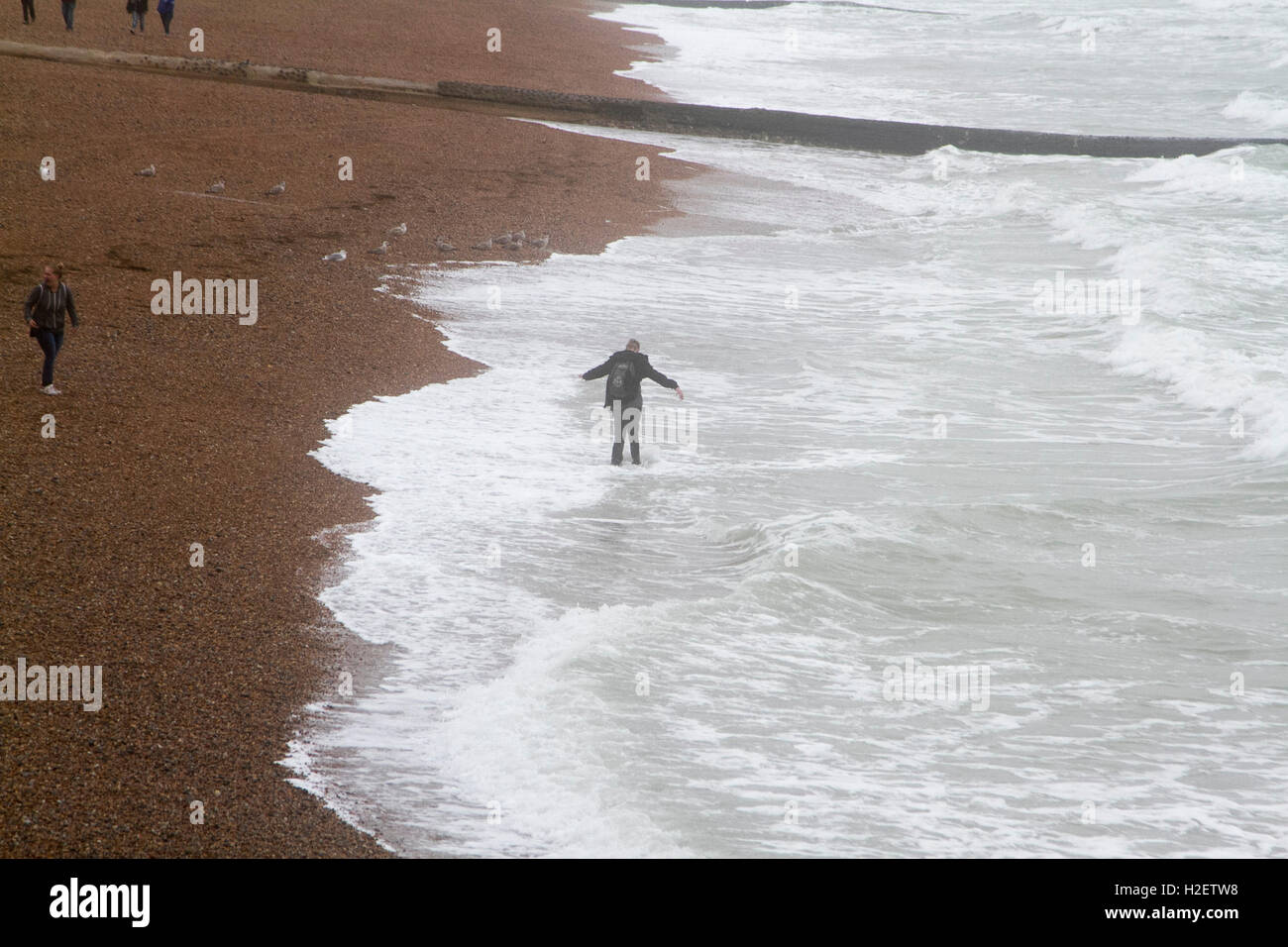 Brighton, Regno Unito. Il 27 settembre 2016. Meteo REGNO UNITO: la gente a piedi sul lungomare di Brighton su un giorno blustery Credito: amer ghazzal/Alamy Live News Foto Stock