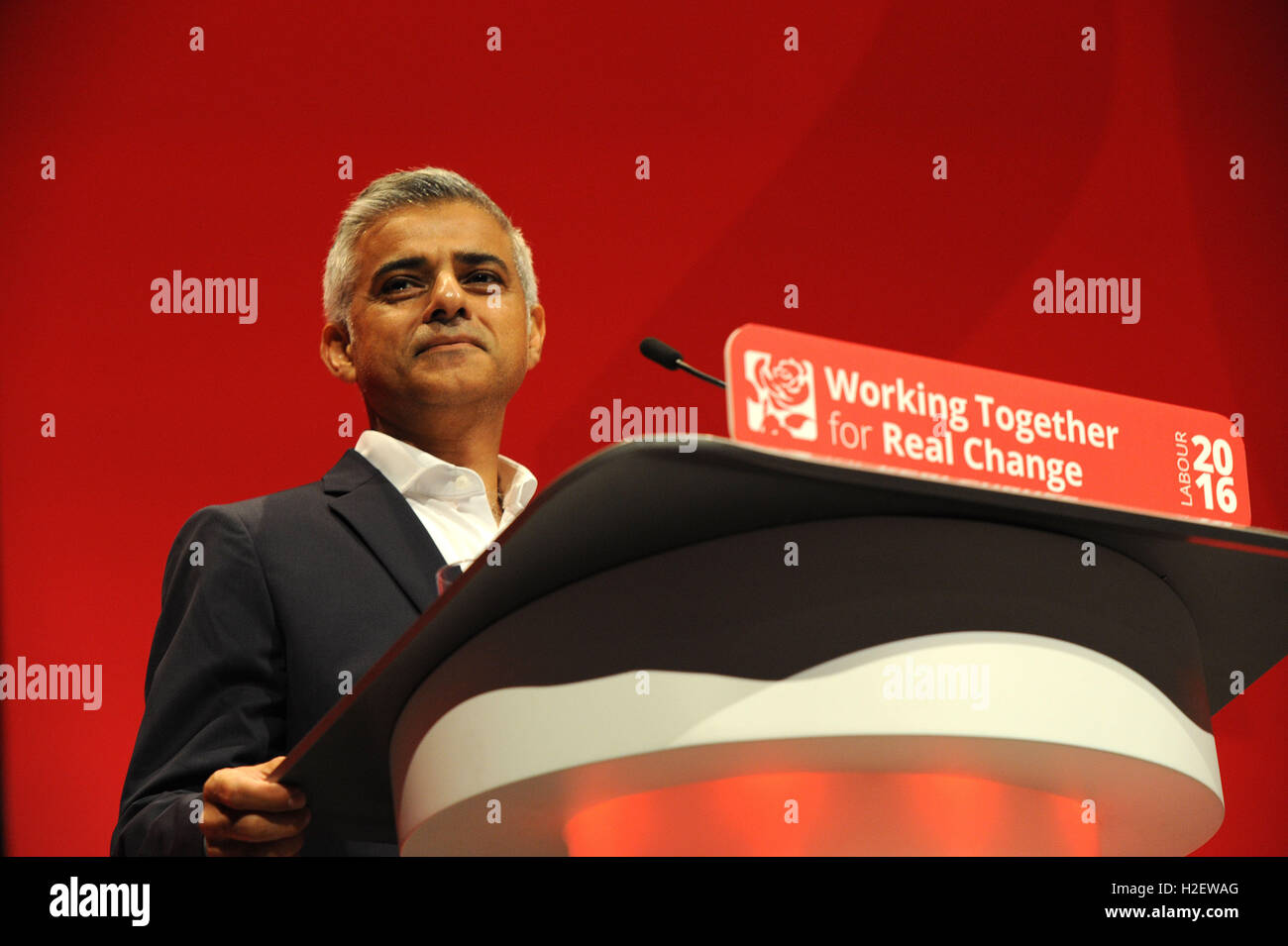 Liverpool, in Inghilterra. 27 Settembre, 2016. Sadiq Khan, sindaco di Londra offre un discorso durante la sessione della mattina del terzo giorno del partito laburista conferenza annuale presso la ACC Centro Conferenze. Questa conferenza è seguito Jeremy CorbynÕs rielezione come leader del partito laburista dopo nove settimane di campagna contro i compagni di candidato, Owen Smith. Credito: Kevin Hayes/Alamy Live News Foto Stock