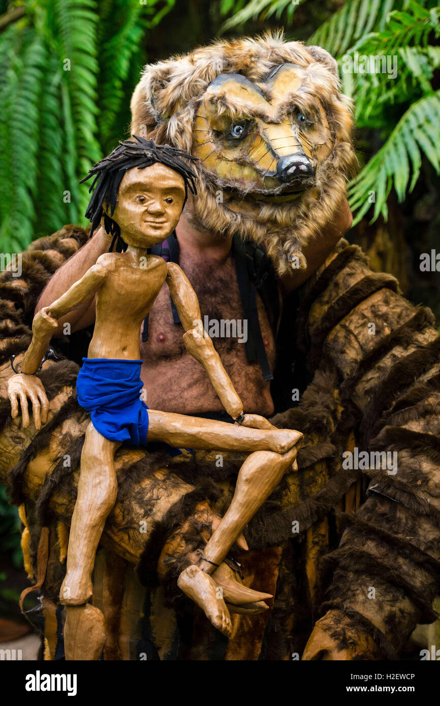 Berlino, Germania. Il 27 settembre, 2016. Attore Michele Andrei gioca con una bambola mogli nel suo ruolo come Balu durante una foto prova del gioco teatrale "Il Libro della Giungla' nella serra del giardino botanico di Berlino, Germania, 27 settembre 2016. Il gioco diretto da Lorenz Christian Kohler anteprime a Berlino il 1 ottobre 2016. Foto: GREGOR FISCHER/dpa/Alamy Live News Foto Stock