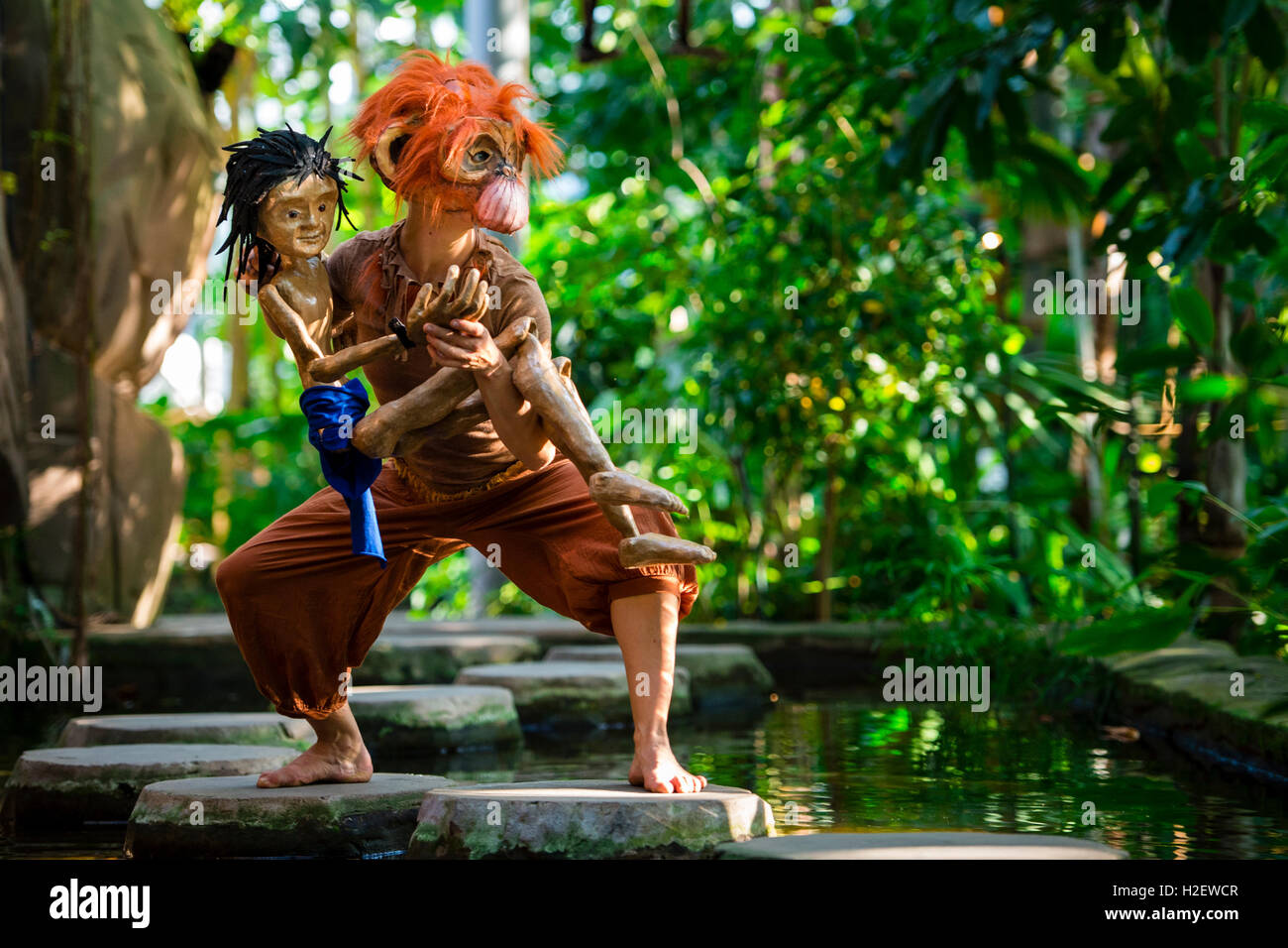 Berlino, Germania. Il 27 settembre, 2016. L'attrice Ina Gerke, per il suo ruolo come una scimmia, gioca con una bambola Mogli durante una foto prova del gioco teatrale "Il Libro della Giungla' nella serra del giardino botanico di Berlino, Germania, 27 settembre 2016. Il gioco diretto da Lorenz Christian Kohler anteprime a Berlino il 1 ottobre 2016. Foto: GREGOR FISCHER/dpa/Alamy Live News Foto Stock
