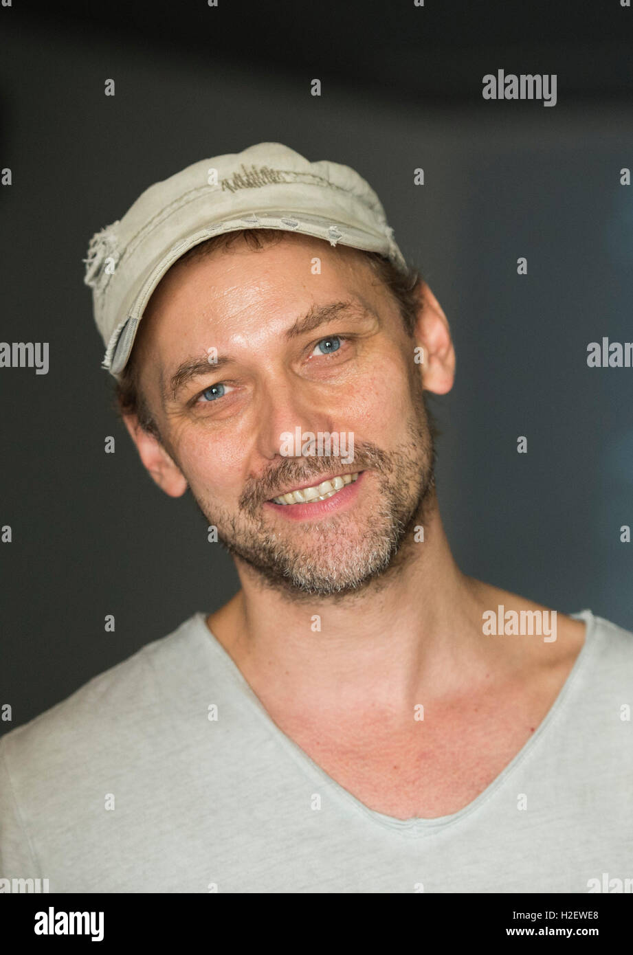 Direttore del gioco, Lorenz Christian Kohler, sorrisi durante una foto prova del gioco teatrale "Il Libro della Giungla' nella serra del giardino botanico di Berlino, Germania, 27 settembre 2016. Il gioco anteprime a Berlino il 1 ottobre 2016. Foto: JANNIS MATTAR/dpa Foto Stock