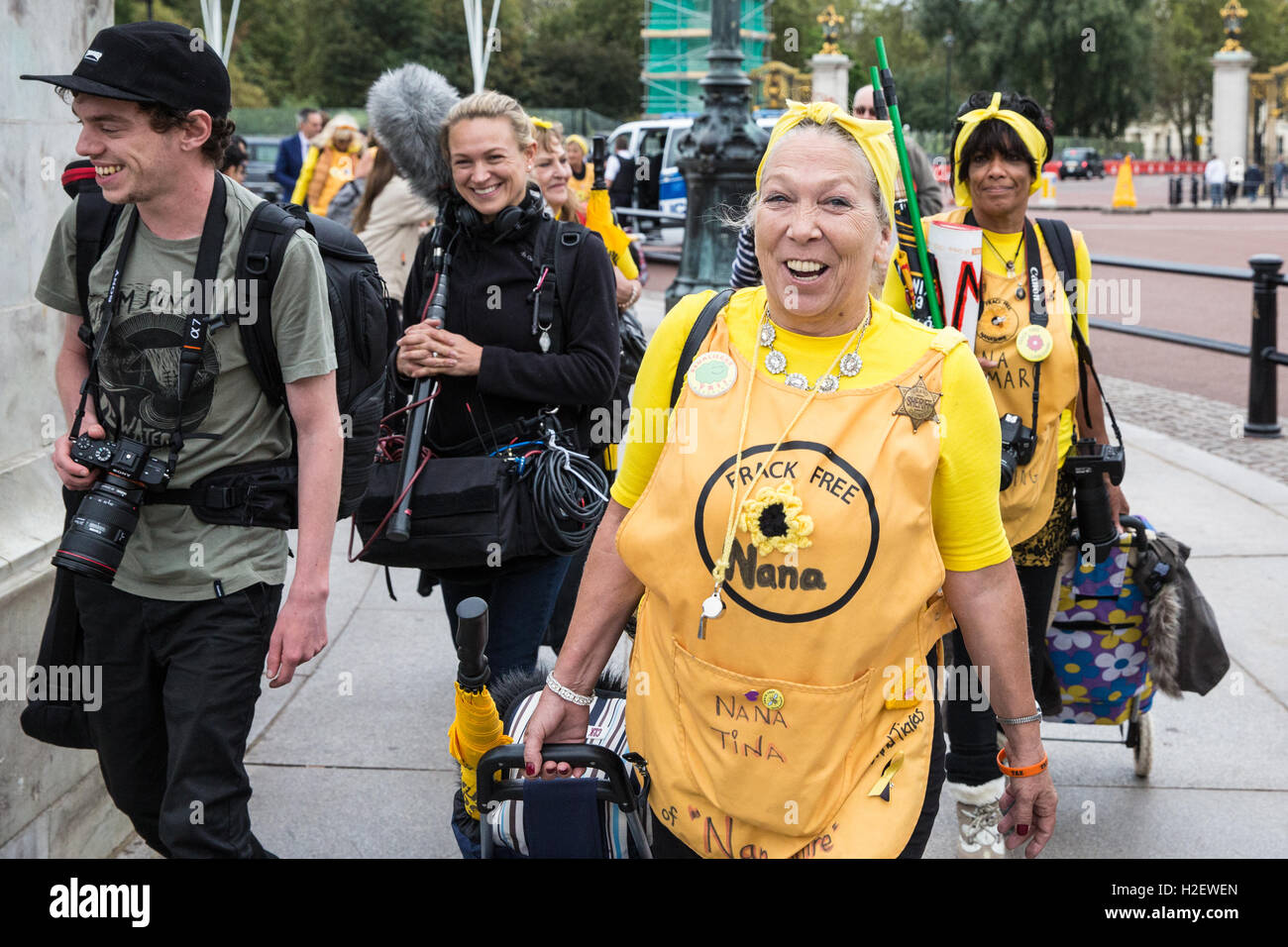 Londra, Regno Unito. 27 Settembre, 2016. Tina Rothery della Anti-Fracking Nanas, un ruolo anti-fracking gruppo di protesta da Lancashire, arriva a tenere un "Nana Tea Party' fuori Buckingham Palace come una lettera aperta per la regina è rilasciato in anticipo del governo la decisione sul ricorso relativo alla fracking in Lancashire. Credito: Mark Kerrison/Alamy Live News Foto Stock