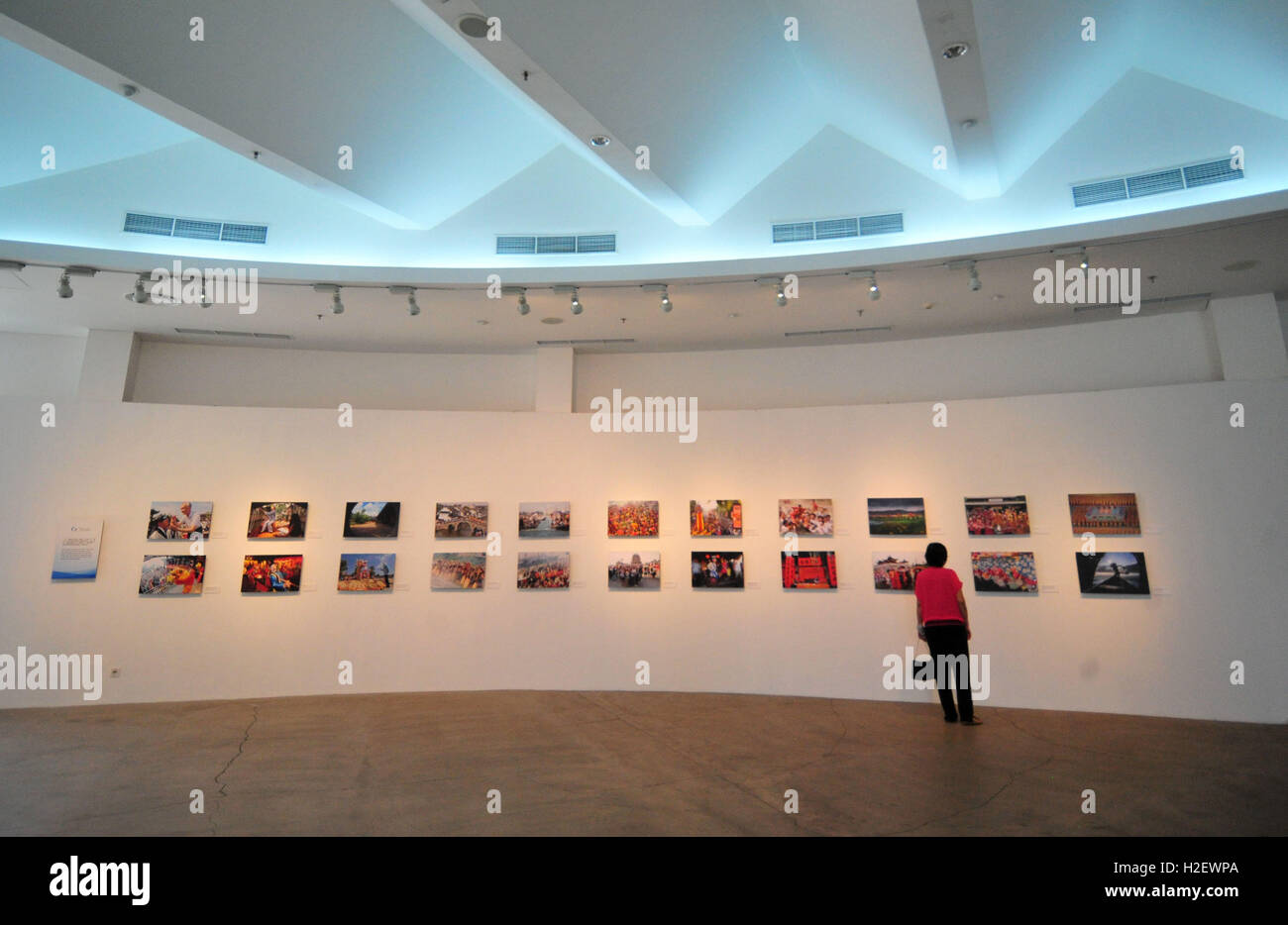 Jakarta, Indonesia. Il 27 settembre, 2016. Un pubblico Visita la mostra fotografica "Maritime Silk Road Pearl' di Jakarta, Indonesia, Sett. 27, 2016. Serie di cinese eventi culturali volti a promuovere una più stretta di persone a persone di contatto tra la Cina e l'Indonesia ha iniziato qui il Martedì, aiutando la gente del luogo sapere di più circa la Cina. © Zulkarnain/Xinhua/Alamy Live News Foto Stock