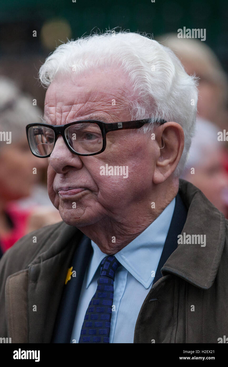 Londra, Regno Unito. 27 Settembre, 2016. Barry Cryer lascia il memoriale celebrativo servizio per Sir Terry Wogan a Westminster Abbey. Il servizio ha avuto luogo in occasione del cinquantesimo anniversario del suo primo BBC Radio broadcast. Credito: Mark Kerrison/Alamy Live News Foto Stock