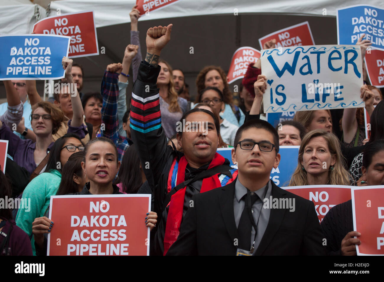 Washington, Distretto di Columbia, Stati Uniti d'America. Il 27 settembre, 2016. Nativi americani leader tribali durante una conferenza stampa dopo un incontro con il presidente Obama alla Tribal Conferenza delle Nazioni Unite. Il last minute conferenza stampa è stato chiamato a discutere il Dakota controversa questione della pipeline. © Eman Mohammed/ZUMA filo/Alamy Live News Foto Stock