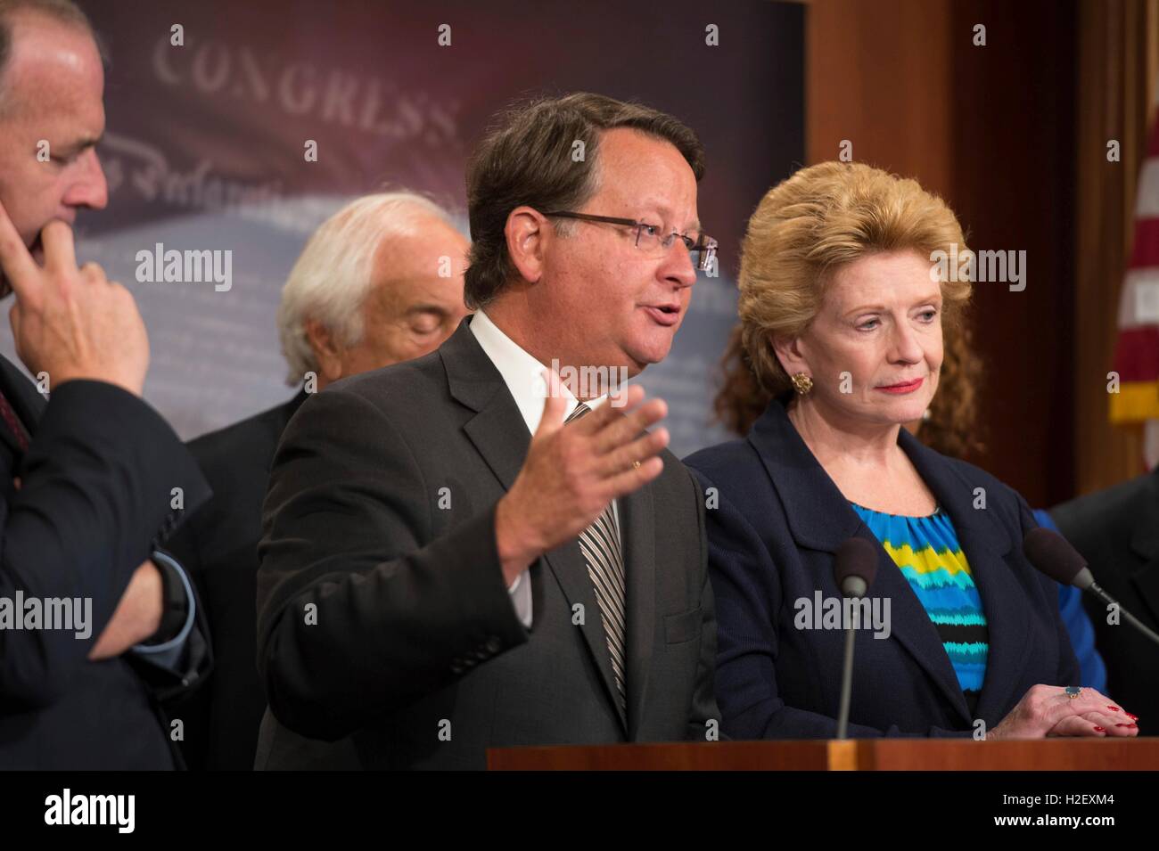 Washington DC, Stati Uniti d'America. 27 Settembre, 2016. Il senatore statunitense Gary Peters del Michigan unisce i compagni di democratici invitando i repubblicani per includere un aiuto per la pietra focaia acqua in crisi il governo il finanziamento di risoluzione durante una conferenza stampa a Capitol Hill Settembre 27, 2016 a Washington, DC. Credito: Planetpix/Alamy Live News Foto Stock