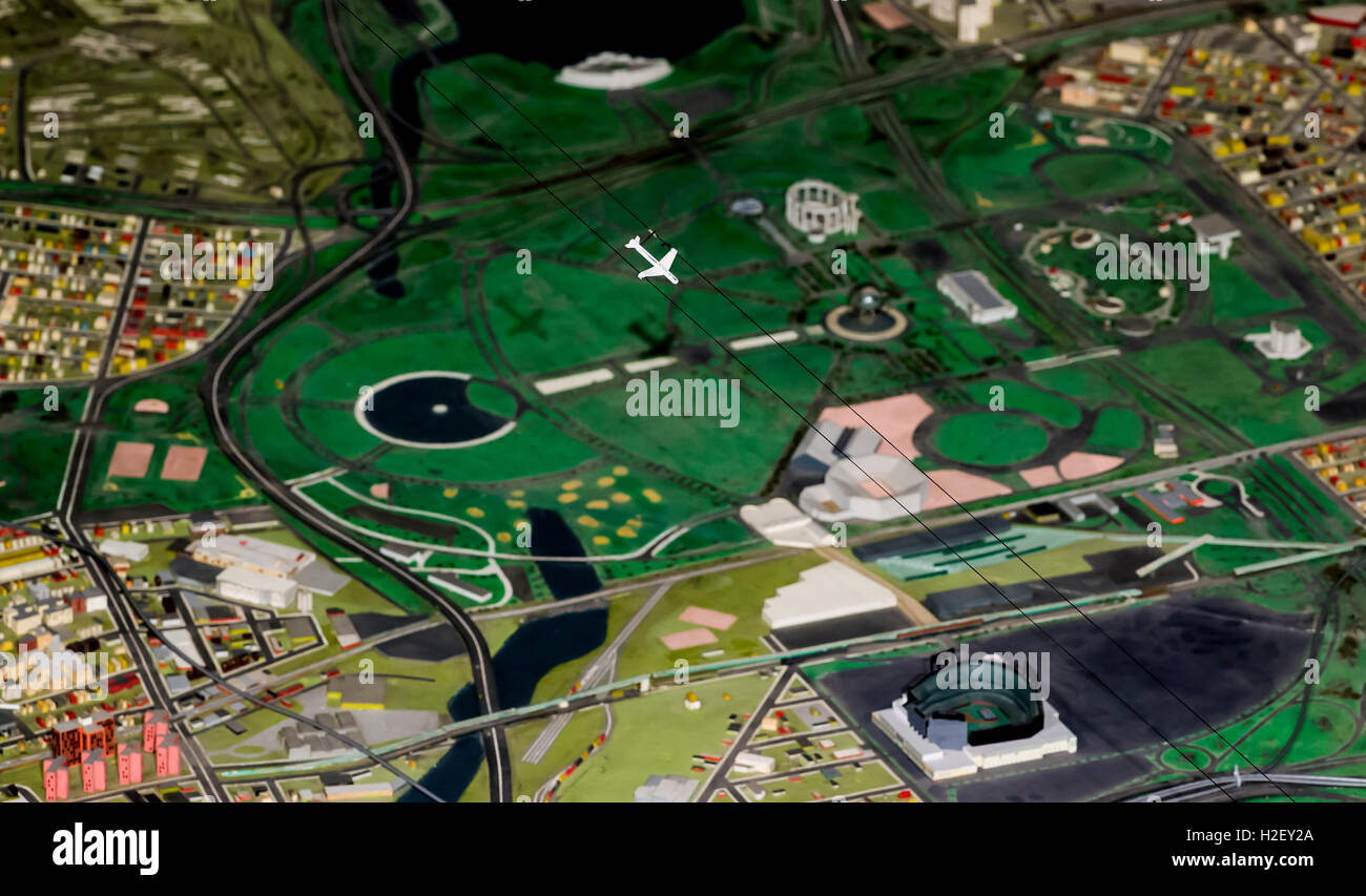 Queens, a New York, Stati Uniti d'America. Il 27 settembre, 2016. Una porzione del panorama della città di New York, che è sulla visione a lungo termine al Queens Museum. Originariamente concepito e costruito in legno, plastica e formica per il 1964 alla fiera mondiale di New York, il 9,335-piazza-piede modello è stato aggiornato periodicamente come lo skyline e architettura di New York i cinque boroughs hanno cambiato. © Brian Cahn/ZUMA filo/Alamy Live News Foto Stock Queens, a New York, Stati Uniti d'America. Il 27 settembre, 2016. Una porzione del panorama della città di New York, che è sulla visione a lungo termine al Queens Museum. Originariamente concepito e costruito in legno, plastica e formica per il 1964 alla fiera mondiale di New York, il 9,335-piazza-piede modello è stato aggiornato periodicamente come lo skyline e architettura di New York i cinque boroughs hanno cambiato. © Brian Cahn/ZUMA filo/Alamy Live News Foto Stock