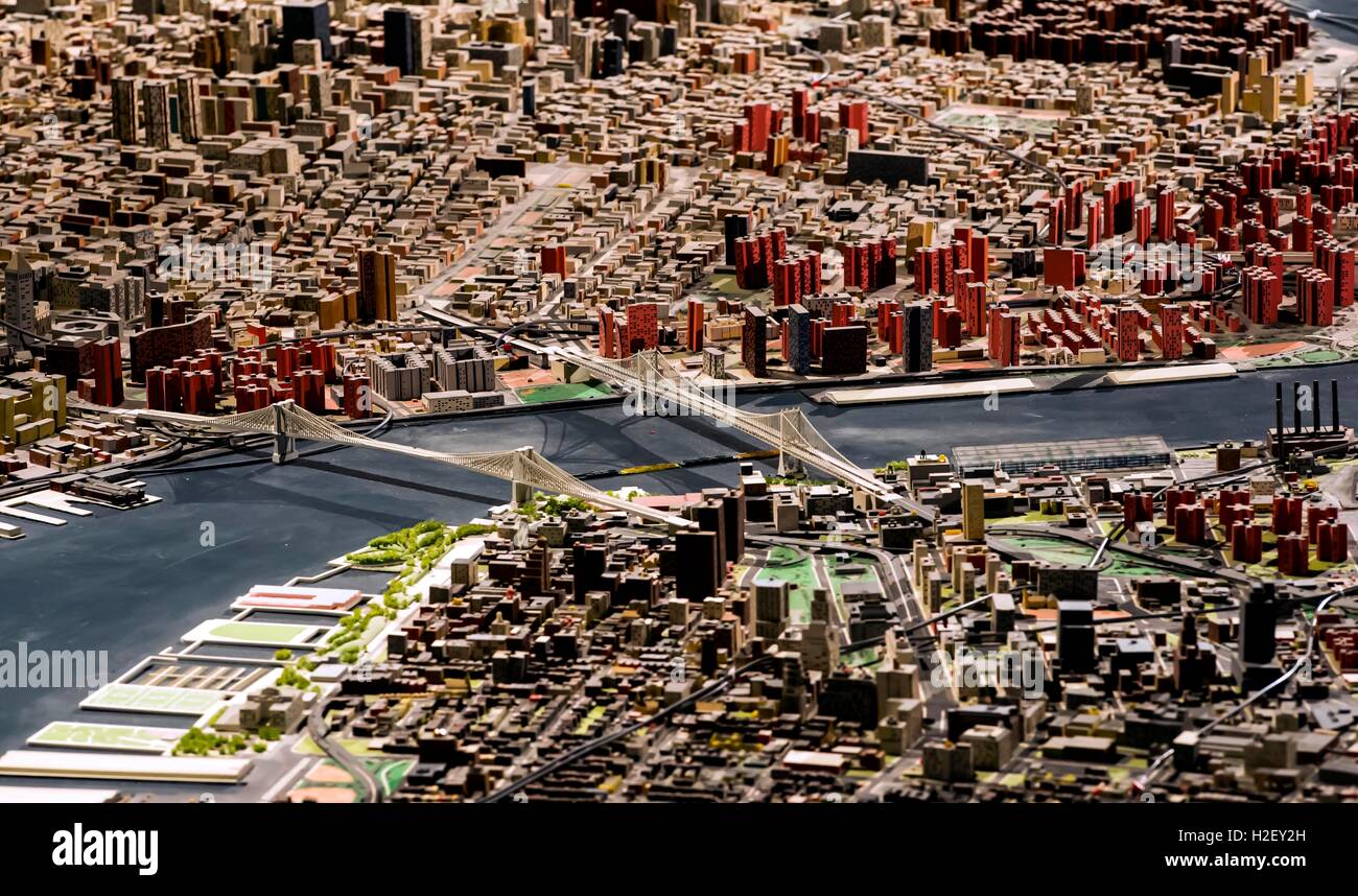 Queens, a New York, Stati Uniti d'America. Il 27 settembre, 2016. Una porzione del panorama della città di New York, che è sulla visione a lungo termine al Queens Museum. Originariamente concepito e costruito in legno, plastica e formica per il 1964 alla fiera mondiale di New York, il 9,335-piazza-piede modello è stato aggiornato periodicamente come lo skyline e architettura di New York i cinque boroughs hanno cambiato. © Brian Cahn/ZUMA filo/Alamy Live News Foto Stock Queens, a New York, Stati Uniti d'America. Il 27 settembre, 2016. Una porzione del panorama della città di New York, che è sulla visione a lungo termine al Queens Museum. Originariamente concepito e costruito in legno, plastica e formica per il 1964 alla fiera mondiale di New York, il 9,335-piazza-piede modello è stato aggiornato periodicamente come lo skyline e architettura di New York i cinque boroughs hanno cambiato. © Brian Cahn/ZUMA filo/Alamy Live News Foto Stock
