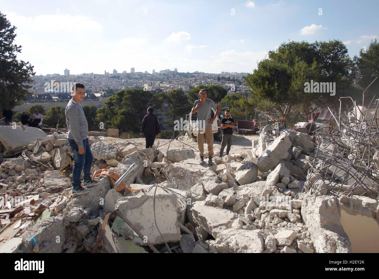 Gerusalemme. Il 27 settembre, 2016. I palestinesi sono accanto a macerie della loro casa dopo che esso è stato demolito da Gerusalemme comune dei lavoratori di Gerusalemme est, Sett. 27, 2016. Case costruite senza israeliano permessi di costruzione sono spesso demolita per ordine del comune di Gerusalemme. © Muammar Awad/Xinhua/Alamy Live News Foto Stock