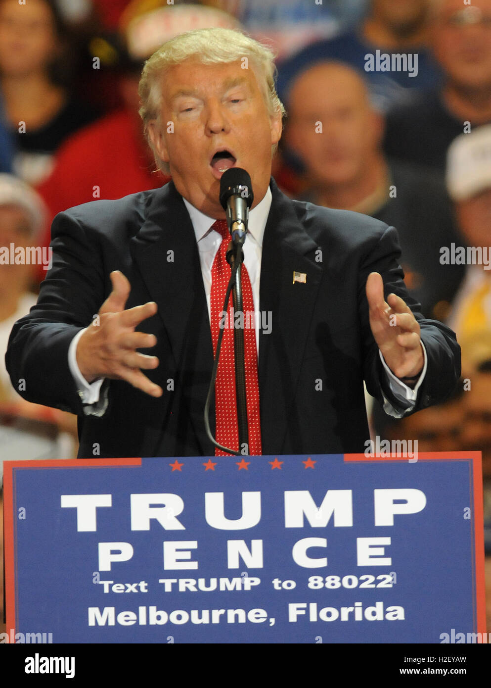 Melbourne, Stati Uniti. Il 27 settembre, 2016. Il repubblicano candidato presidenziale Donald Trump parla di una campagna al rally Internazionale AeroMod Hangar all'Aeroporto Internazionale di Melbourne a Melbourne in Florida il 27 settembre 2016, il giorno dopo il suo primo dibattito presidenziale con il candidato democratico Hillary Clinton. Credito: Paul Hennessy/Alamy Live News Foto Stock