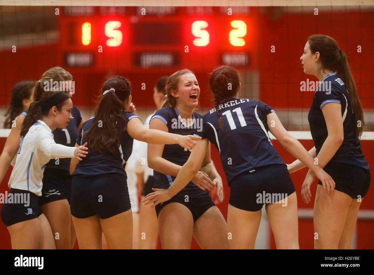 Florida, Stati Uniti d'America. Il 27 settembre, 2016. Vigilia EDELHEIT | Orari.Berkeley Prep pallavolisti celebrare durante il quarto gioco della partita di pallavolo tra Clearwater Central Catholic High School e Berkeley scuola preparatoria presso Clearwater Central Catholic High School Martedì, 27 settembre 2016. Preparatori di Berkeley ha vinto la partita 3-1. © Eve Edelheit/Tampa Bay volte/ZUMA filo/Alamy Live News Foto Stock