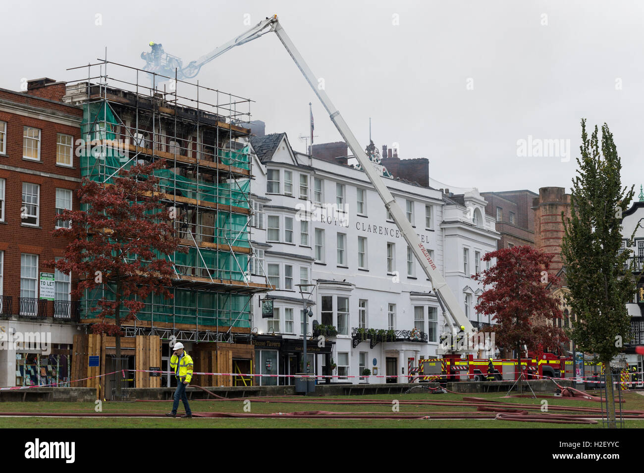 Vigili del fuoco umido-giù un tripudio che eviscerato il castello galleria d'arte, Cathedral Yard, Exeter, Regno Unito. Foto Stock