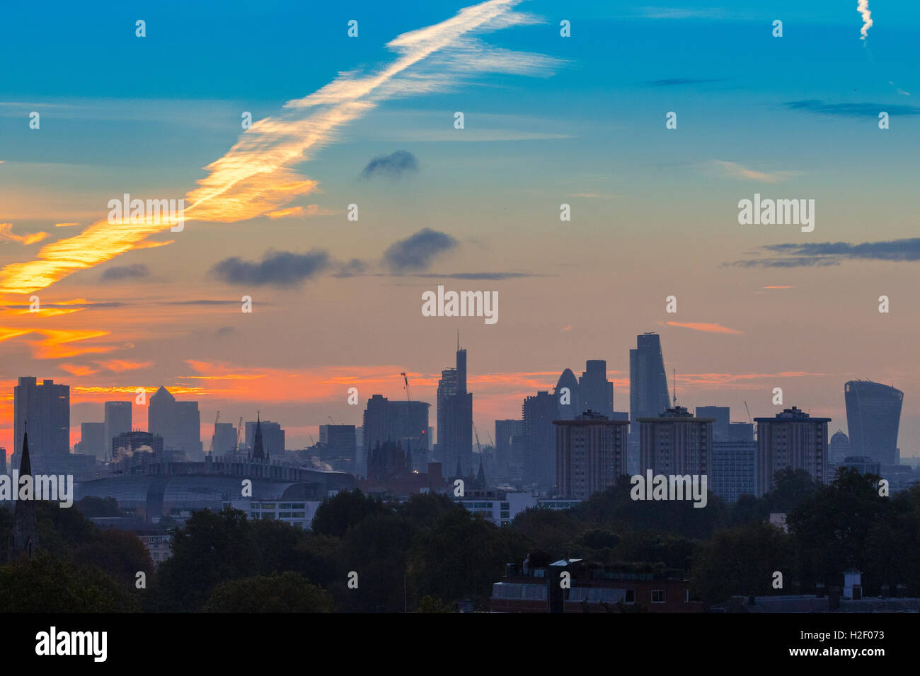Primrose Hill, Londra, 28 ottobre 2016. Regno Unito: Meteo i grattacieli della città si sono rivelate come Aurora rompe su Londra. Credito: Paolo Davey/Alamy Live News Foto Stock