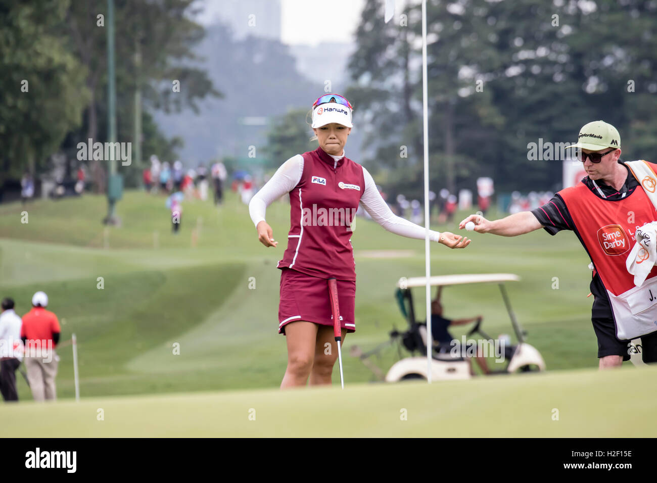 Kuala Lumpur, Malesia. 28 ott 2016. Jenny Shin esaminando attentamente la nona buca verde per il suo putt a TPC Kuala Lumpur. Il verde è irregolare e collinare. Credito: Danny Chan/Alamy Live News. Foto Stock