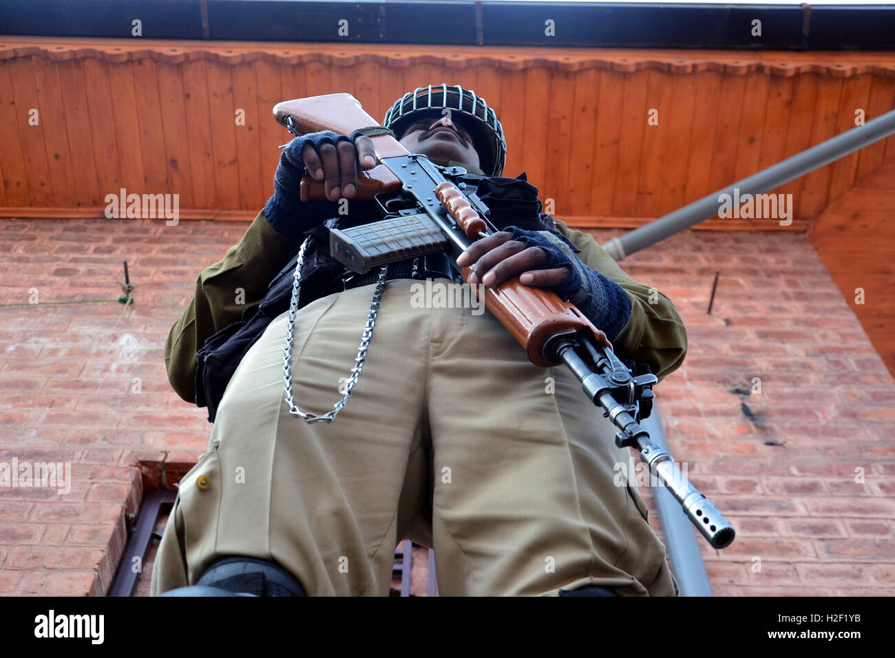 Srinagar Kashmir. 28 ottobre, 2016. Un indiano di paramilitari soldato di guardia durante un coprifuoco sommerso in,Srinagar Kashmir India il Ott 28, 2016 Credit: Saqib Majeed/Alamy Live News Foto Stock