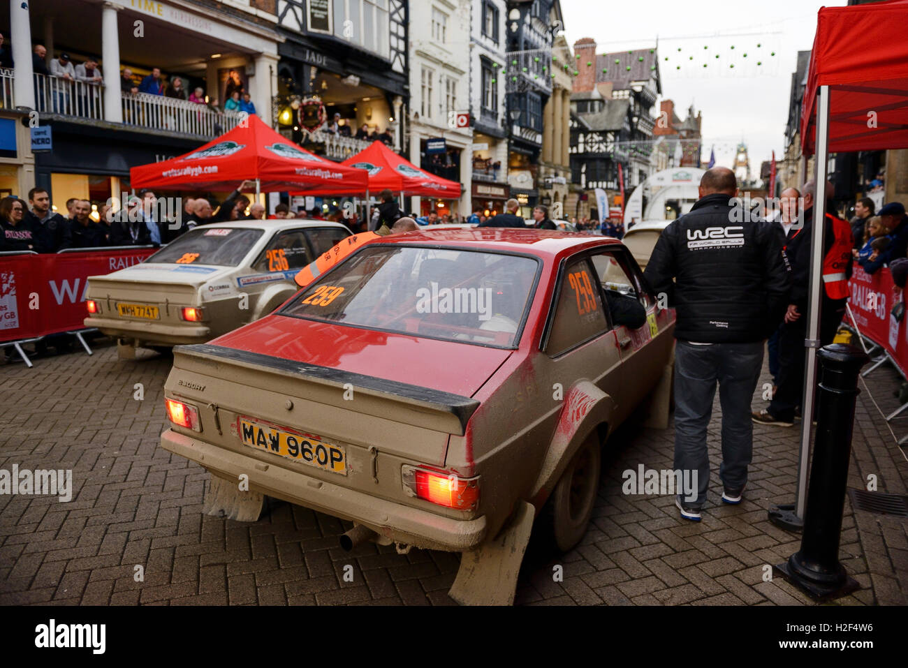 Chester, Regno Unito. 28 ottobre, 2016. Rally Galles GB. Alla fine del giorno uno, automobili competere nel WRGB Rally nazionale guidando attraverso il centro di Chester. Credito: Andrew Paterson/Alamy Live News Foto Stock
