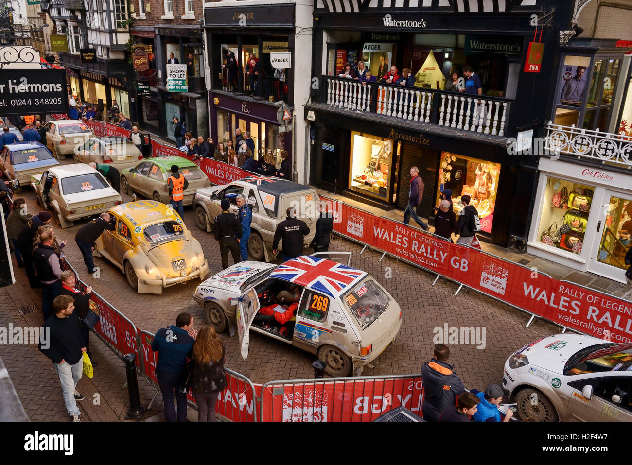 Chester, Regno Unito. 28 ottobre, 2016. Rally Galles GB. Alla fine del giorno uno, automobili competere nel WRGB Rally nazionale guidando attraverso il centro di Chester. Credito: Andrew Paterson/Alamy Live News Foto Stock