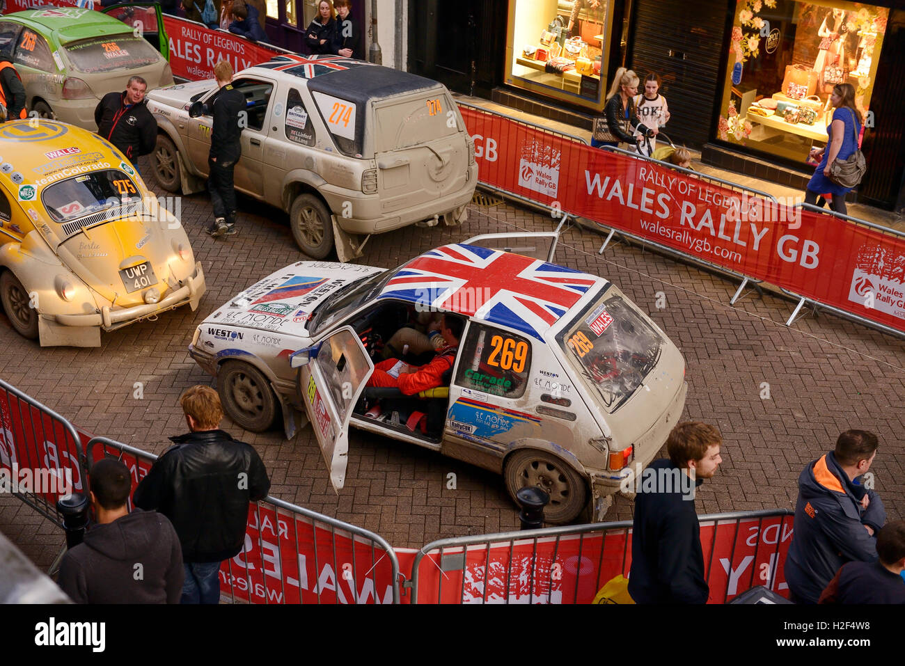Chester, Regno Unito. 28 ottobre, 2016. Rally Galles GB. Alla fine del giorno uno, automobili competere nel WRGB Rally nazionale guidando attraverso il centro di Chester. Credito: Andrew Paterson/Alamy Live News Foto Stock