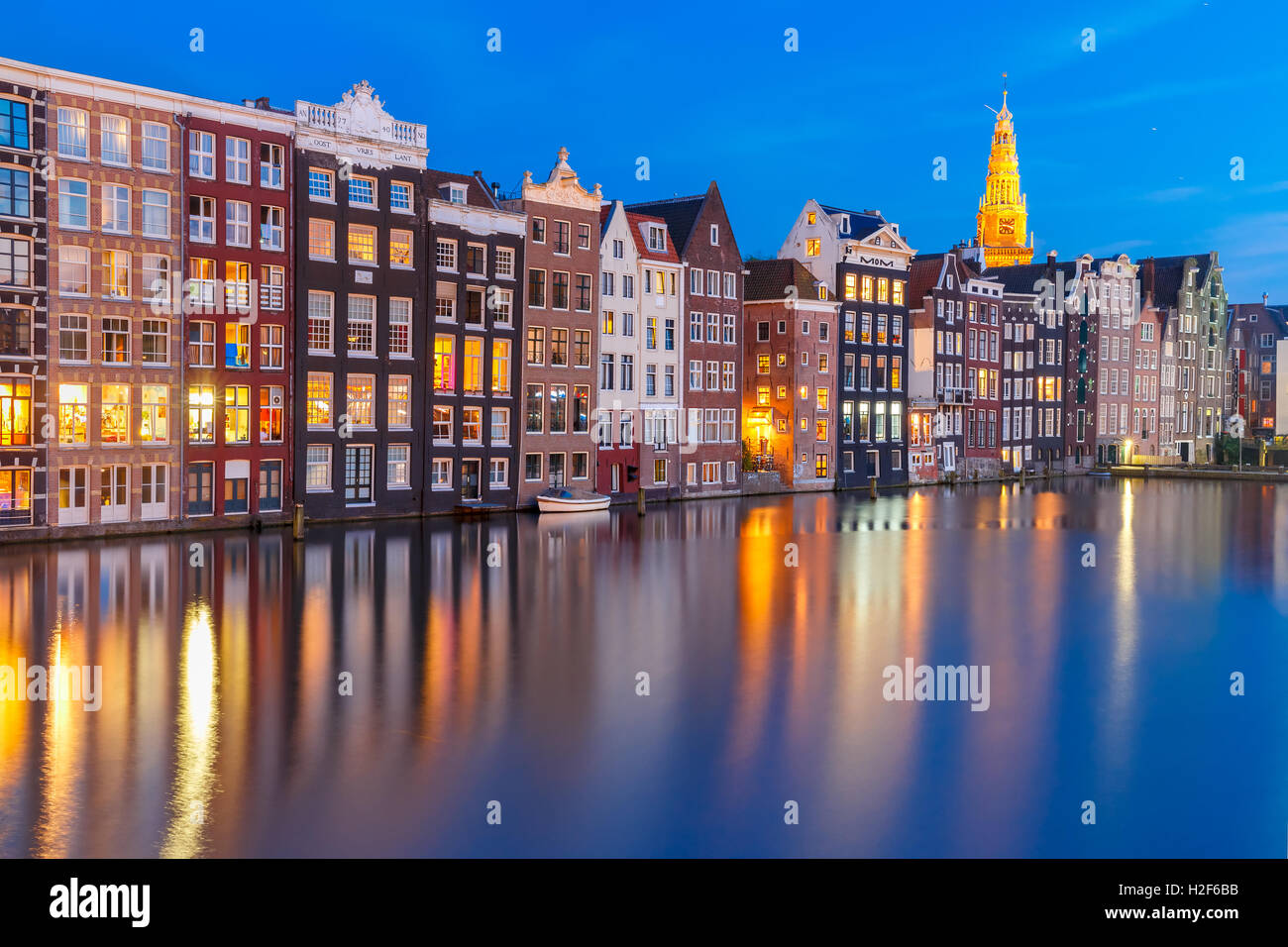 Notte Amsterdam case tipiche, Paesi Bassi Foto Stock