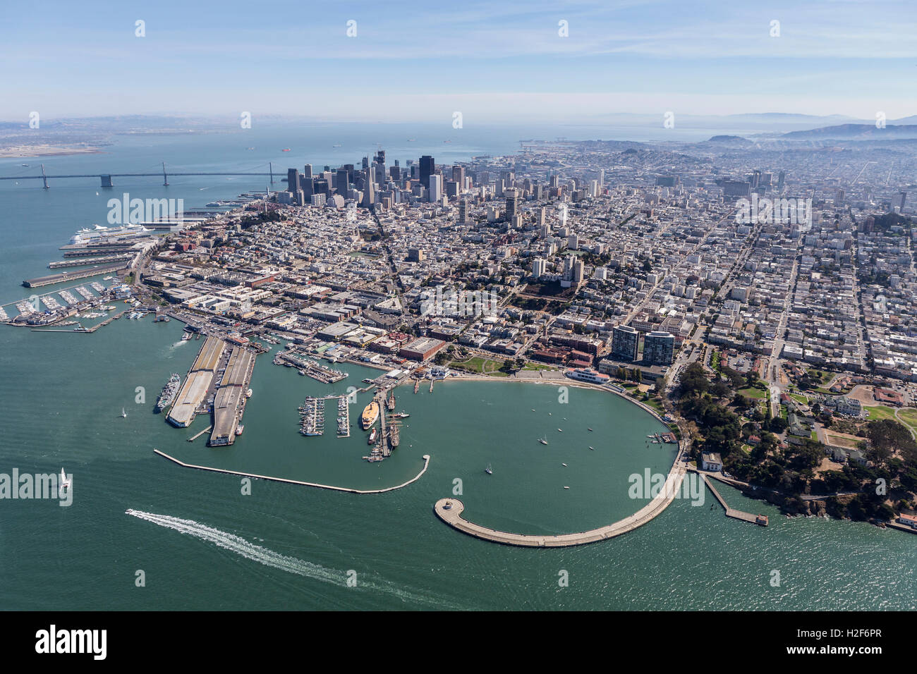 Vista Aerea della Marina District, Fishermans Wharf e skyline del centro di San Francisco, California. Foto Stock