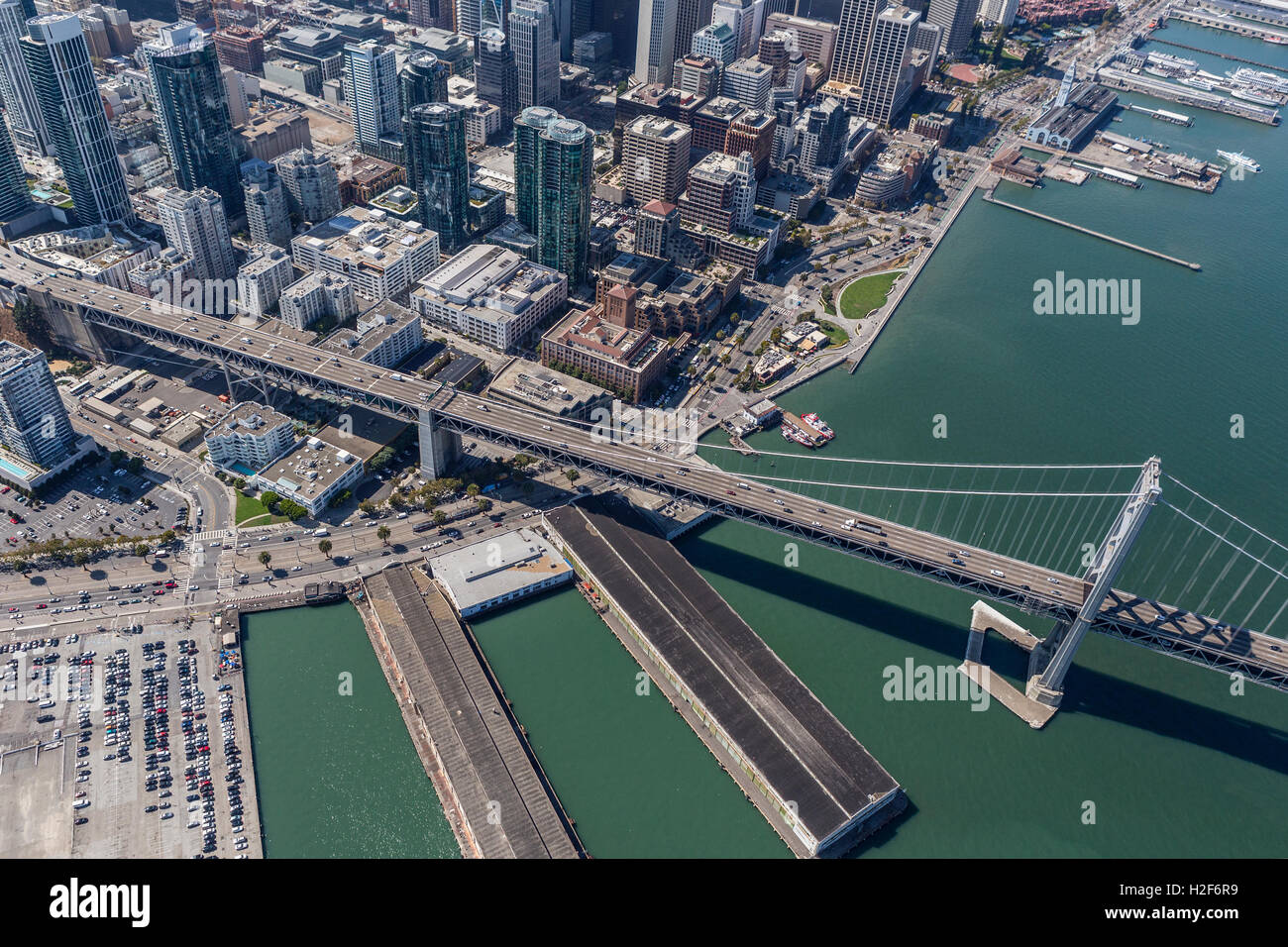 San Francisco e il Ponte della Baia di architettura waterfront antenna. Foto Stock
