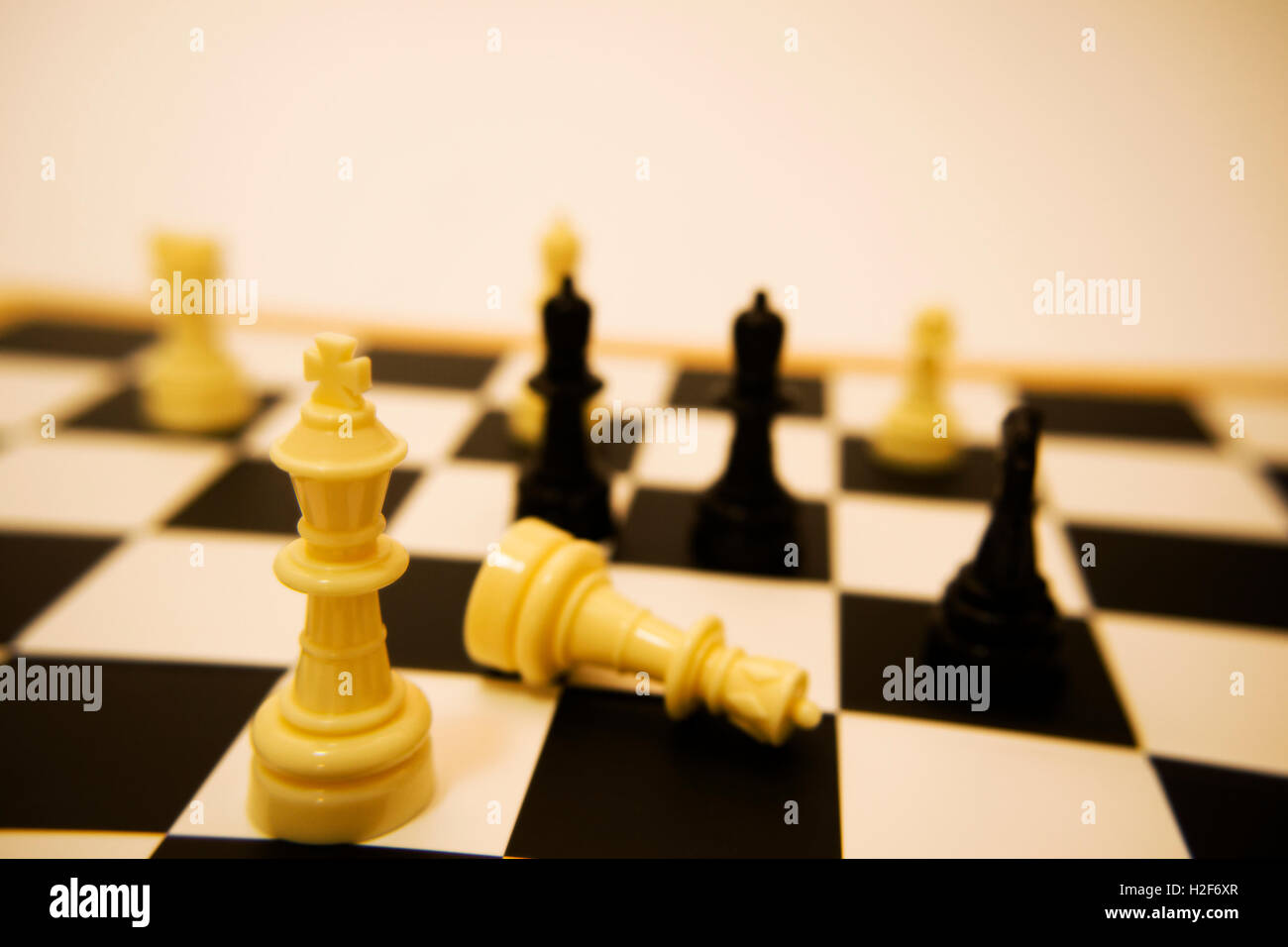 Immagine della scacchiera gioco visualizzando il re nero con nero e sfondo bianco. Superba immagine artistica del classico gioco di scacchi Foto Stock