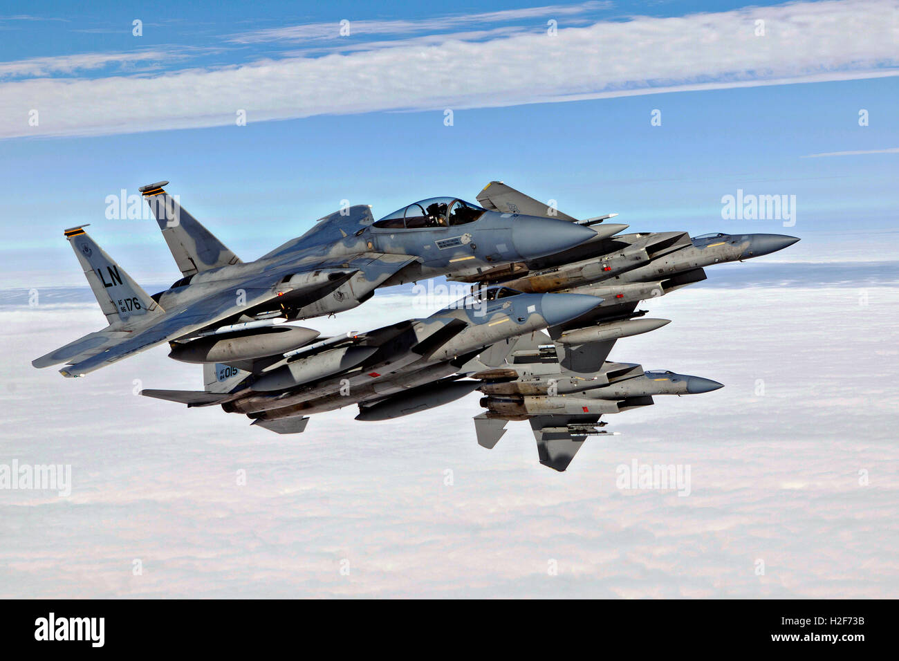Stati Uniti Air Force F-15C Eagle aerei jet rompere la formazione durante le operazioni di volo presso la Royal Air Force Lakenheath station Luglio 22, 2015 in Suffolk, Regno Unito. Foto Stock