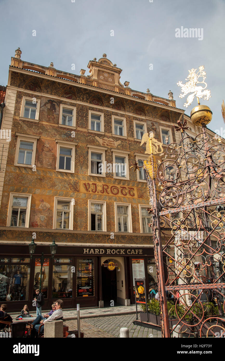 Hard Rock Cafe U U Rotta coffee house nella piccola piazza di Praga. Foto Stock