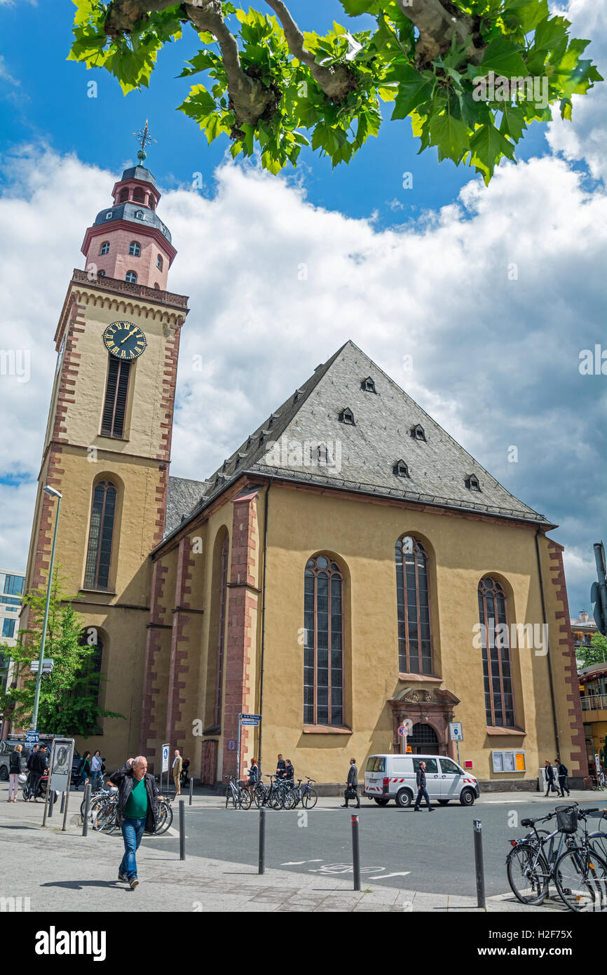 FRANKFURT AM MAIN, Germania - 19 Maggio 2016: Catherine Chiesa. La più grande chiesa luterana di Francoforte. Nei dintorni è lo shopping d Foto Stock