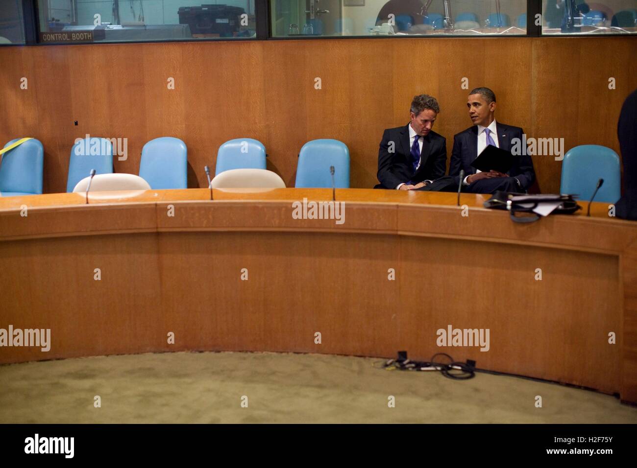 Stati Uniti Il presidente Barack Obama parla al Segretario del Tesoro Timothy Geithner prima di una riunione bilaterale svoltasi presso le Nazioni Unite il 23 settembre 2010 a New York, New York. Foto Stock