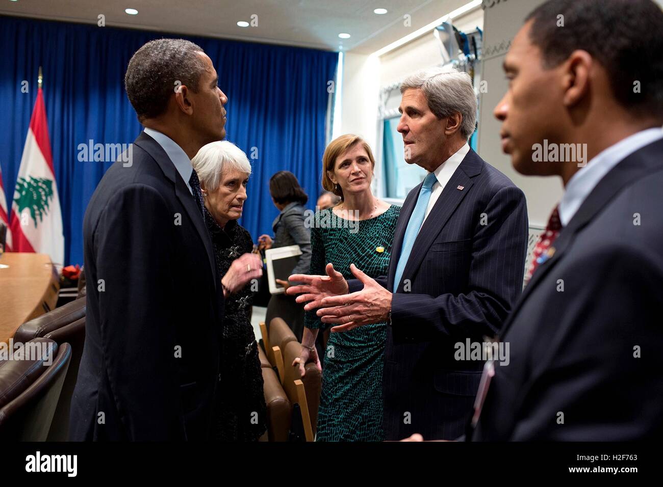 Stati Uniti Il presidente Barack Obama incontra con il Segretario di Stato John Kerry e consulenti prima di una riunione bilaterale tenutasi presso il Palazzo delle Nazioni Unite di settembre 24, 2013 a New York, New York. Foto Stock