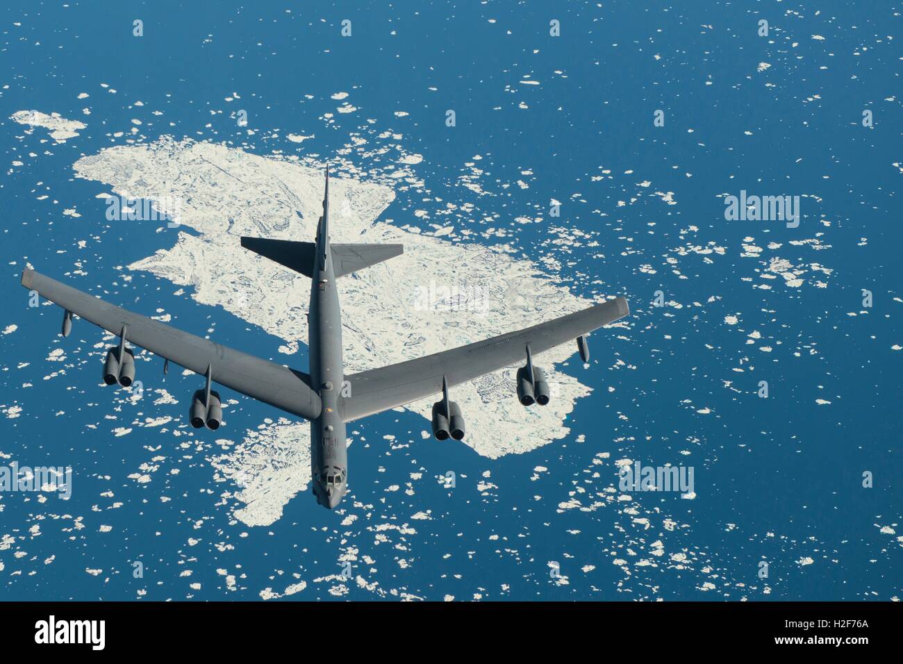 Un U.S. Air Force B Stratofortress velivolo vola durante il ruggito polare esercita il 31 luglio 2016 vicino al Polo Nord. Foto Stock
