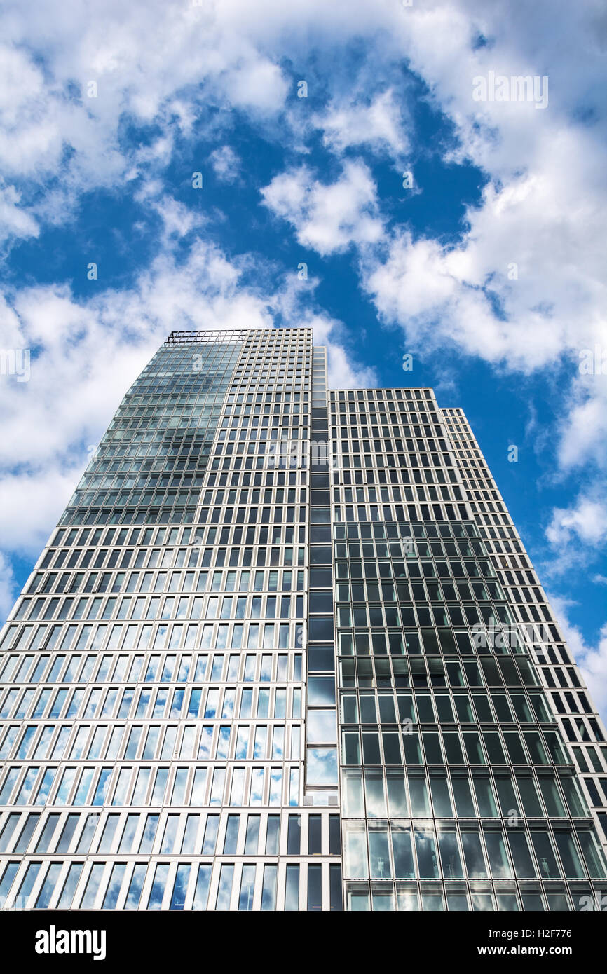 FRANKFURT AM MAIN, Germania - 19 Maggio 2016: vista inferiore di 155 metri di alte torri gemelle della Deutsche Bank in central business distr Foto Stock