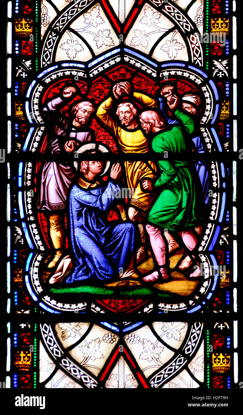 Londra, Inghilterra, Regno Unito. St Stephen's Church, Rochester Row, Westminster. Finestra di vetro colorato - la lapidazione di Santo Stefano Foto Stock