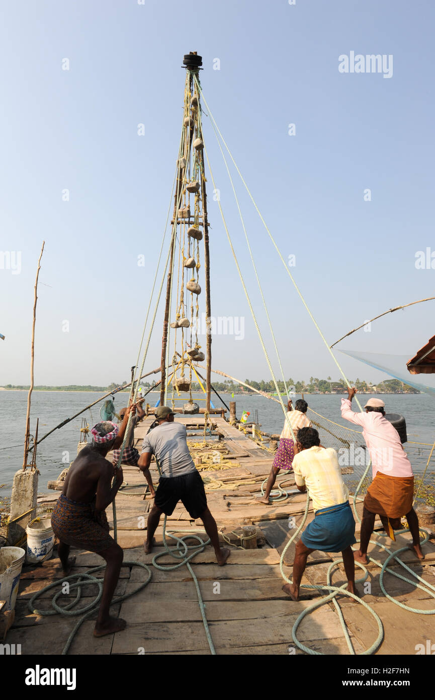 FORT KOCHI, India - 16 gennaio 2015: i pescatori operano un cinese rete da pesca basata sulla tecnologia antica e tradizionale della materia Foto Stock