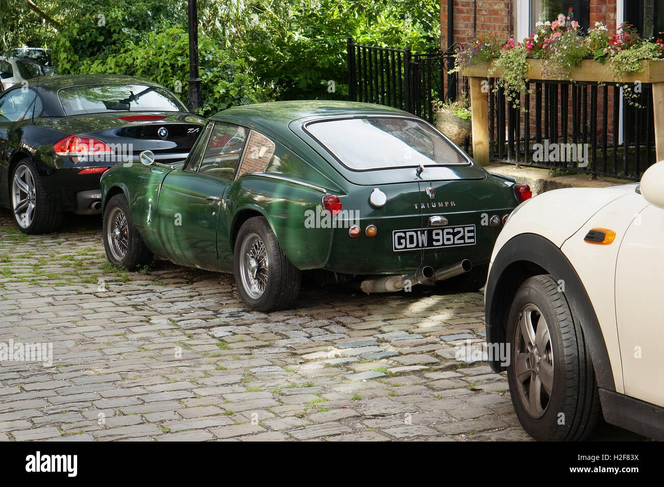 POOL DI NERO, Inghilterra - Agosto 28, 2016: Rare green sport retro vintage auto Triumph GT6 ruggini sulla strada. Si tratta di un 6 cilindri c Foto Stock
