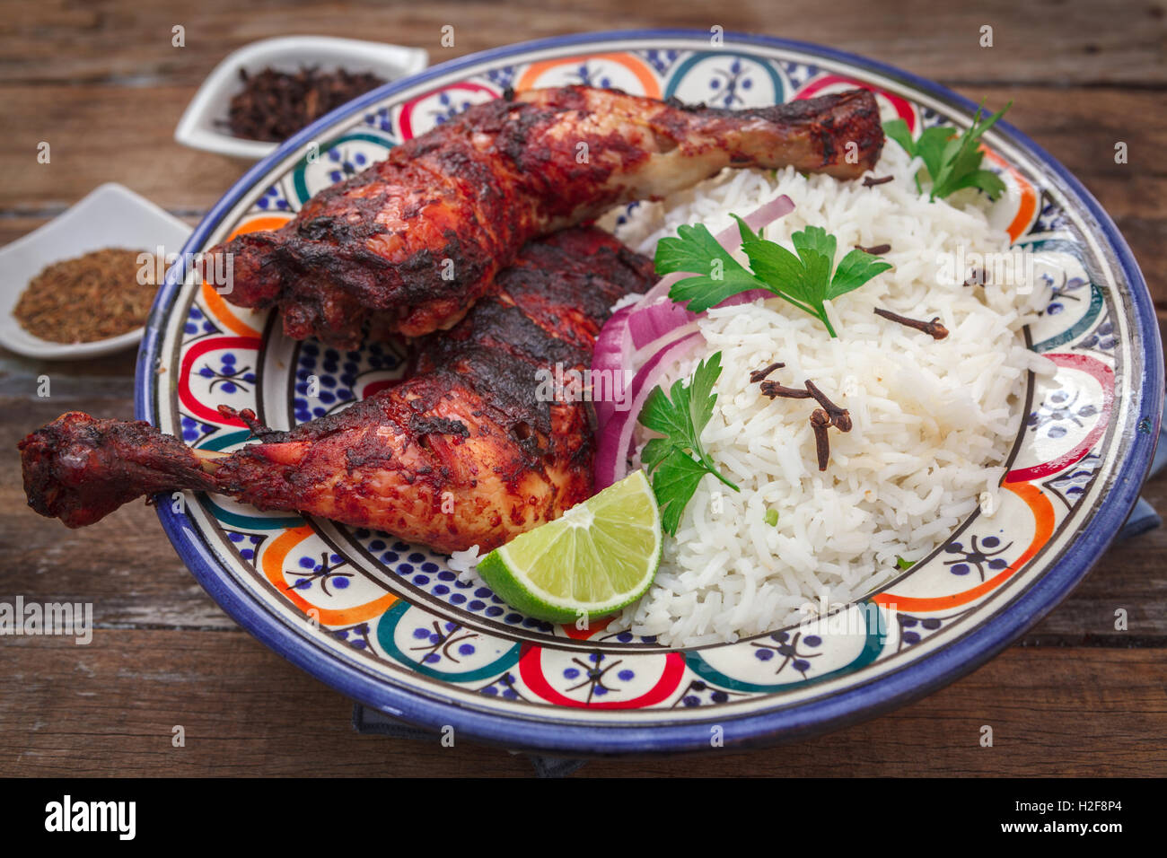 Tandoori indiano gamba di pollo con spezie e verdure Foto Stock