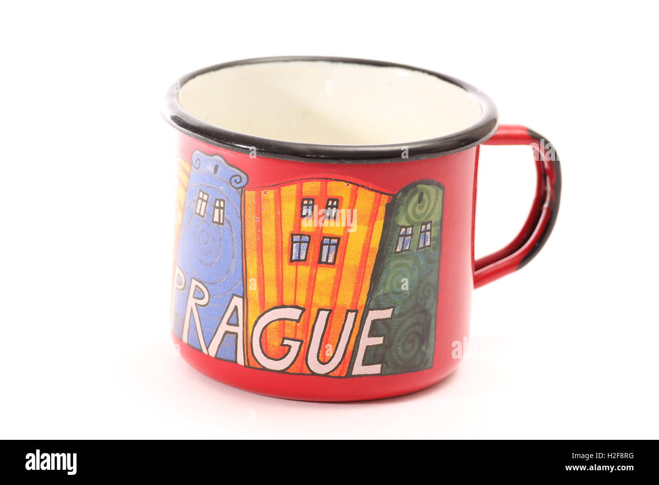 Metallo rosso souvenir di Praga mug su sfondo bianco Foto Stock