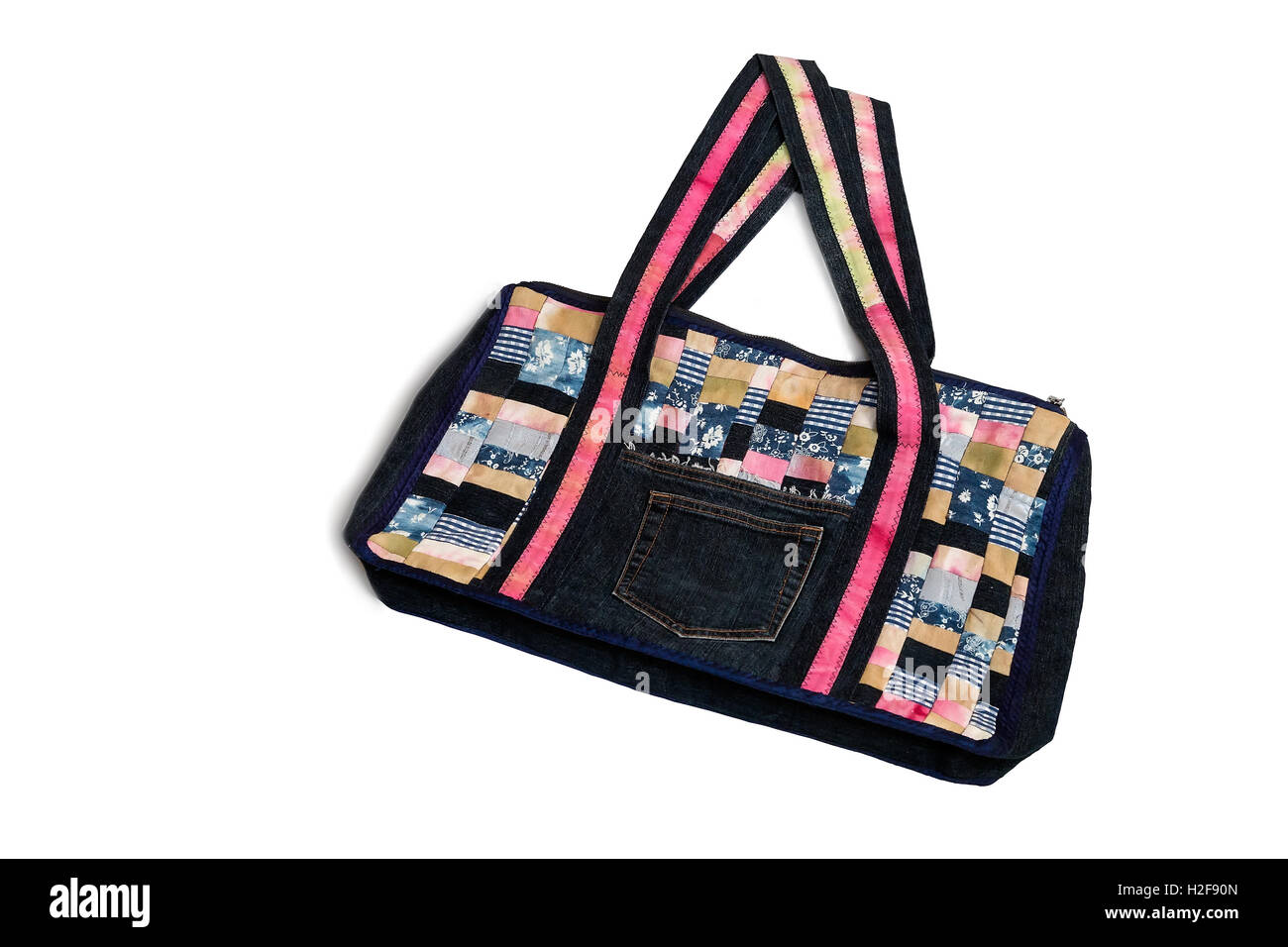 Bella donna borsa su sfondo bianco da coloratissimi ritagli di tessuto in patchwork. Fatte a mano. Foto Stock