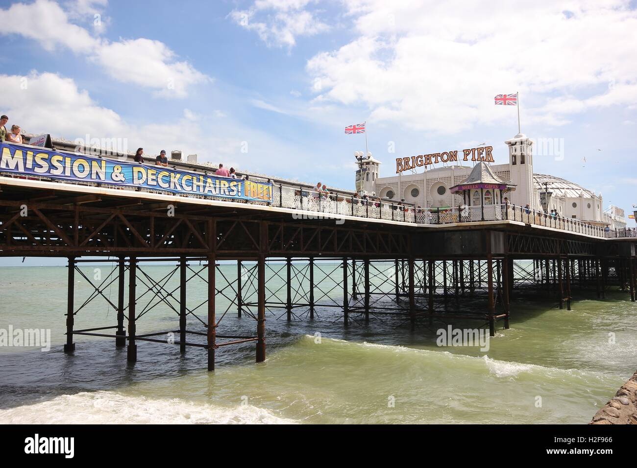 Il famoso Molo di Brighton tiro da sotto di una bella giornata di sole, Inghilterra, photoarkive Foto Stock