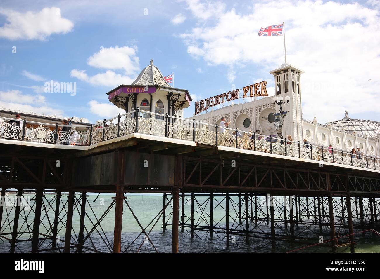 Il famoso Molo di Brighton tiro da sotto di una bella giornata di sole, Inghilterra, photoarkive Foto Stock