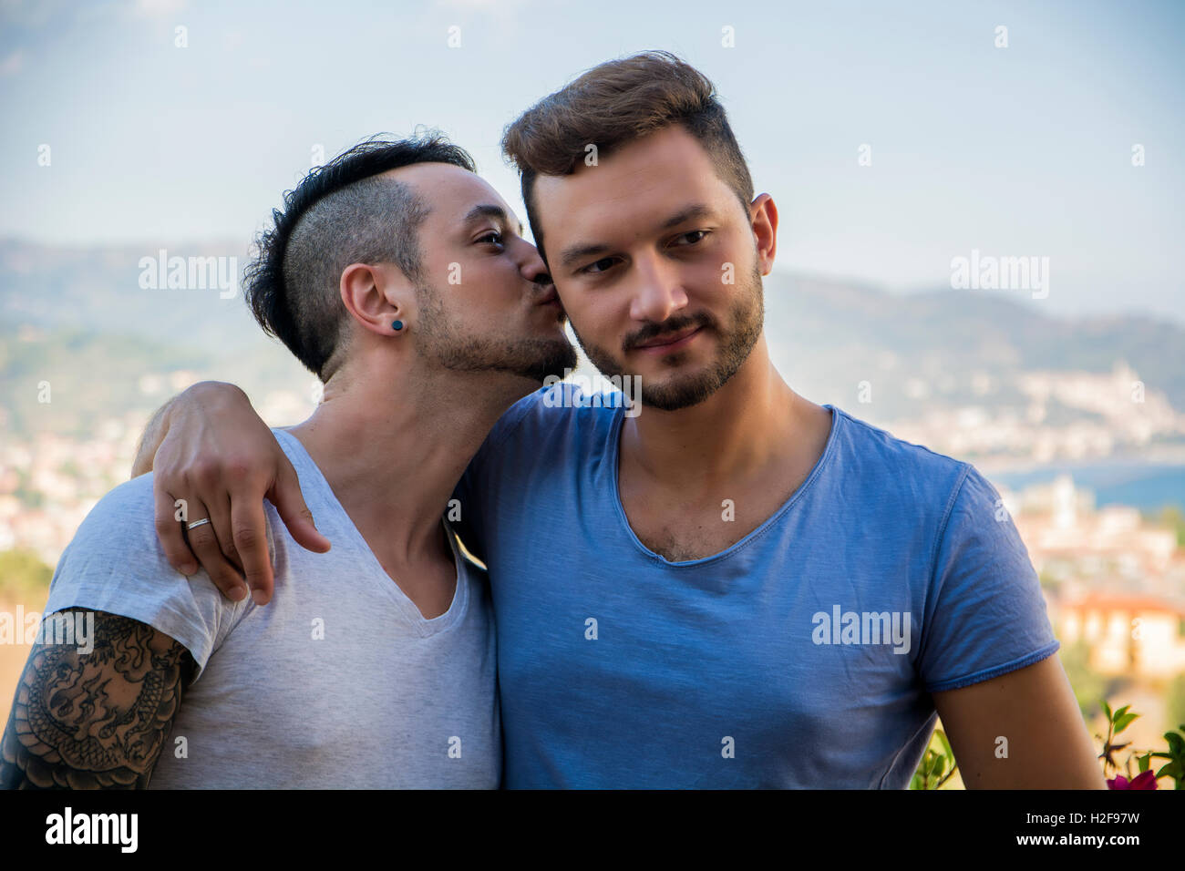 Uomini che si baciano immagini e fotografie stock ad alta risoluzione