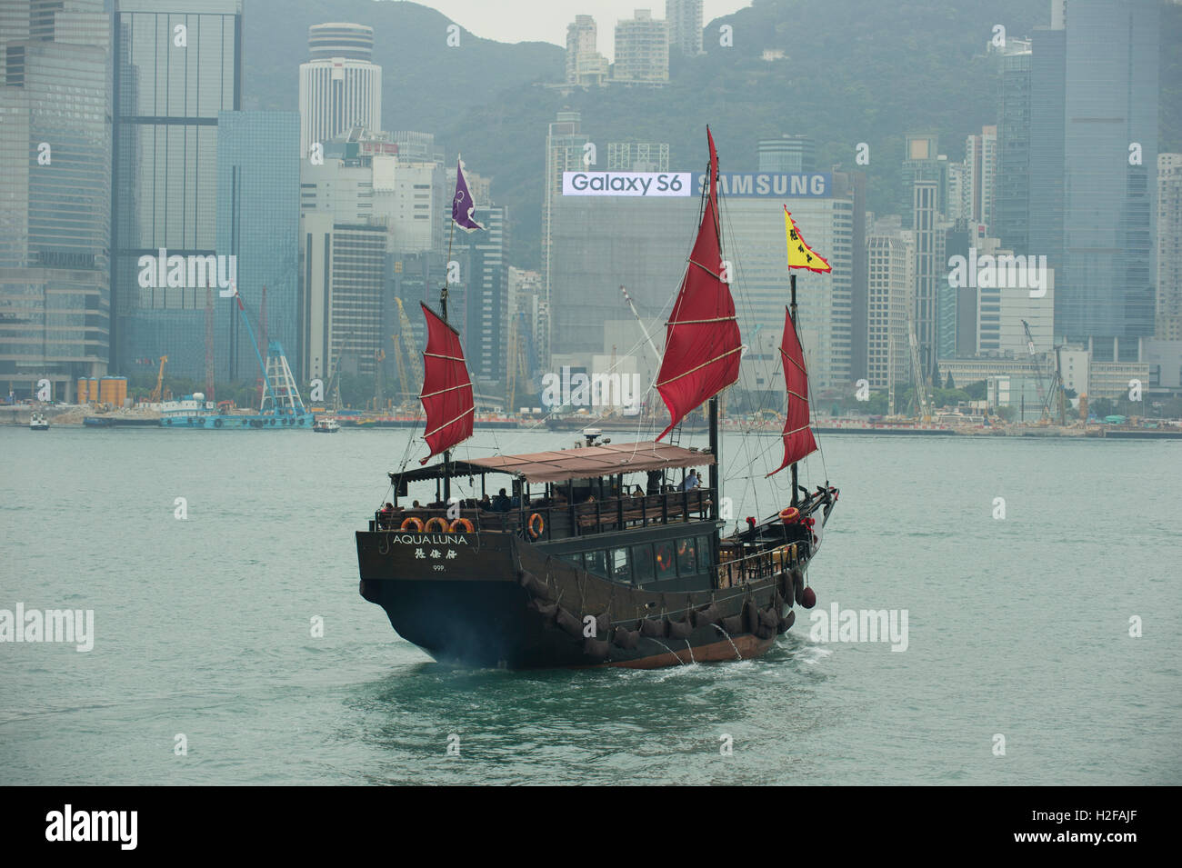 Il Red Sail sampan, Victoria Harbour, Hong Kong, Cina. Foto Stock